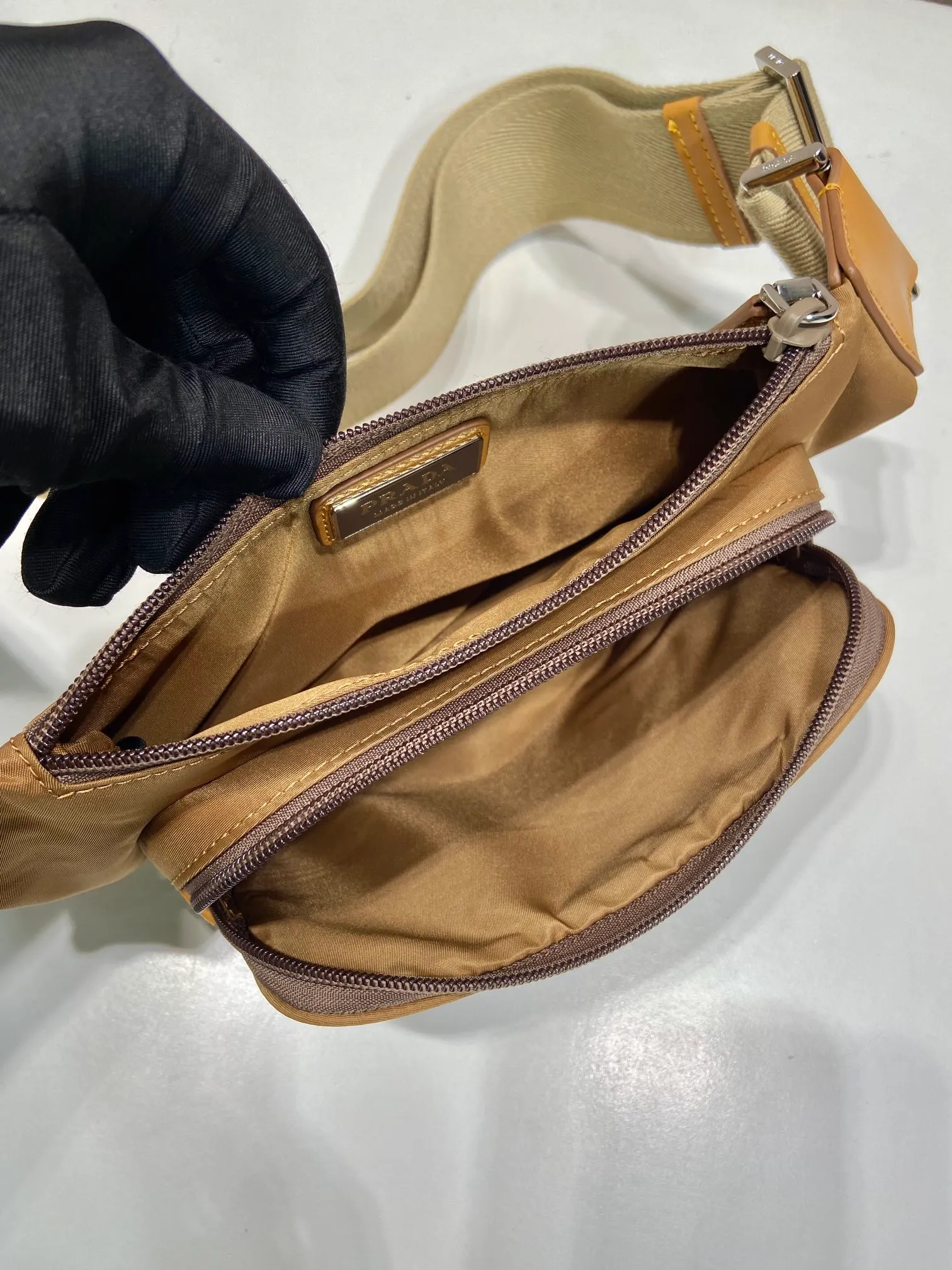 💰900🎉New waist bag🎉2VH128 new color🎉🎉For men and women😘 2024 latest waist bag/chest bag😘This design not only enhances the overall design sense, the upper body effect is great, lightweight and fashionable. It is affordable and very practical for daily wear. It can be used as a waist bag/chest bag/crossbody bag👏It is very practical. Hurry up and get it🎉🎉 Length 19x Height 13cmx Bottom 2.5cm 🎉🎉🎉🎉👏👏👏👏
