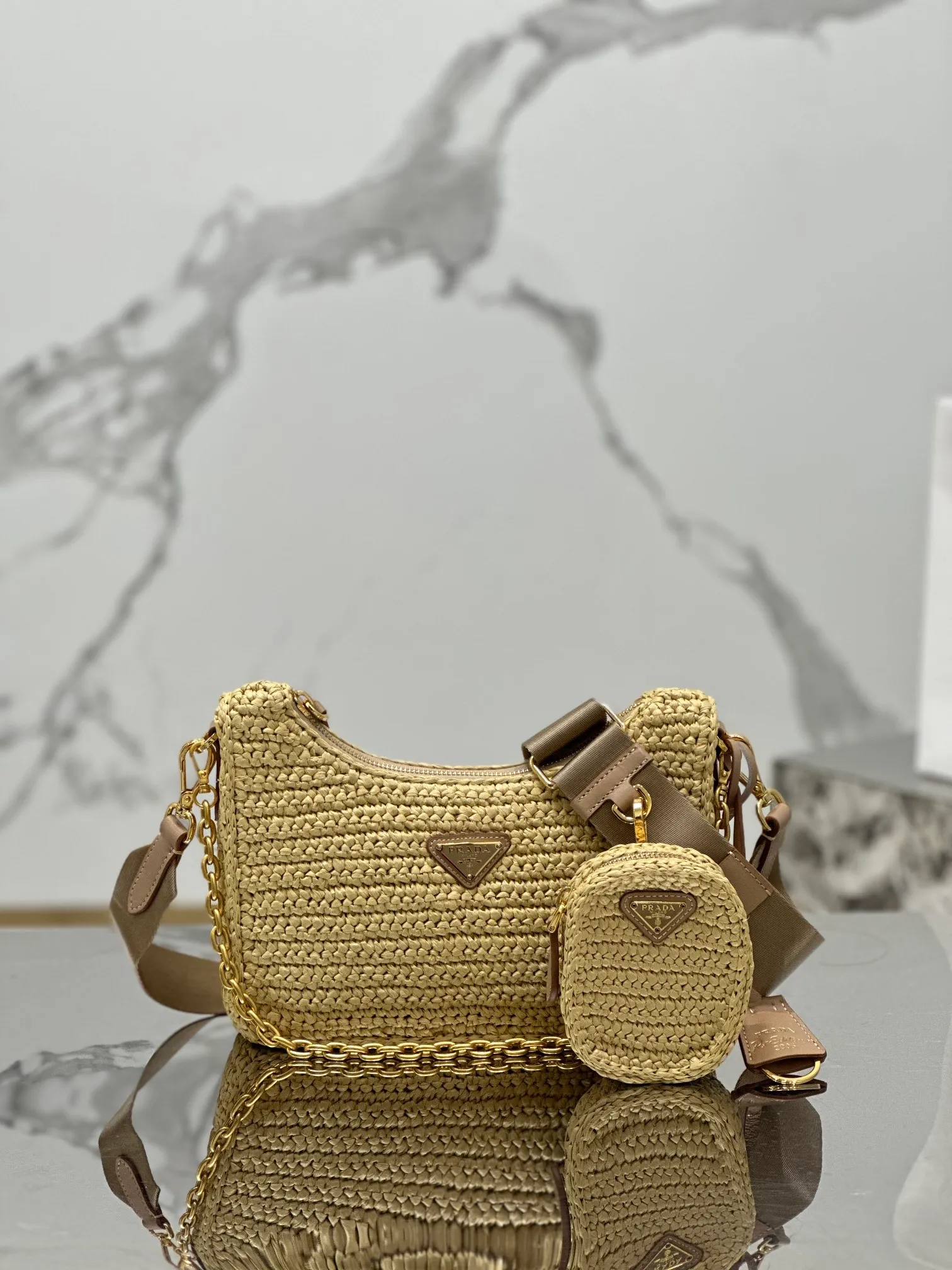 💰1560🌟Straw woven three-in-one This hand-woven three-in-one design is great👏👏One pack of three complex craftsmanship looks very grand/fashionable. What I love most is that there is a small pendant (small bag) hanging on the shoulder strap to give it a high-end feel~ Dimensions: length 23x height 16x bottom 7cm Style number: 1BH204