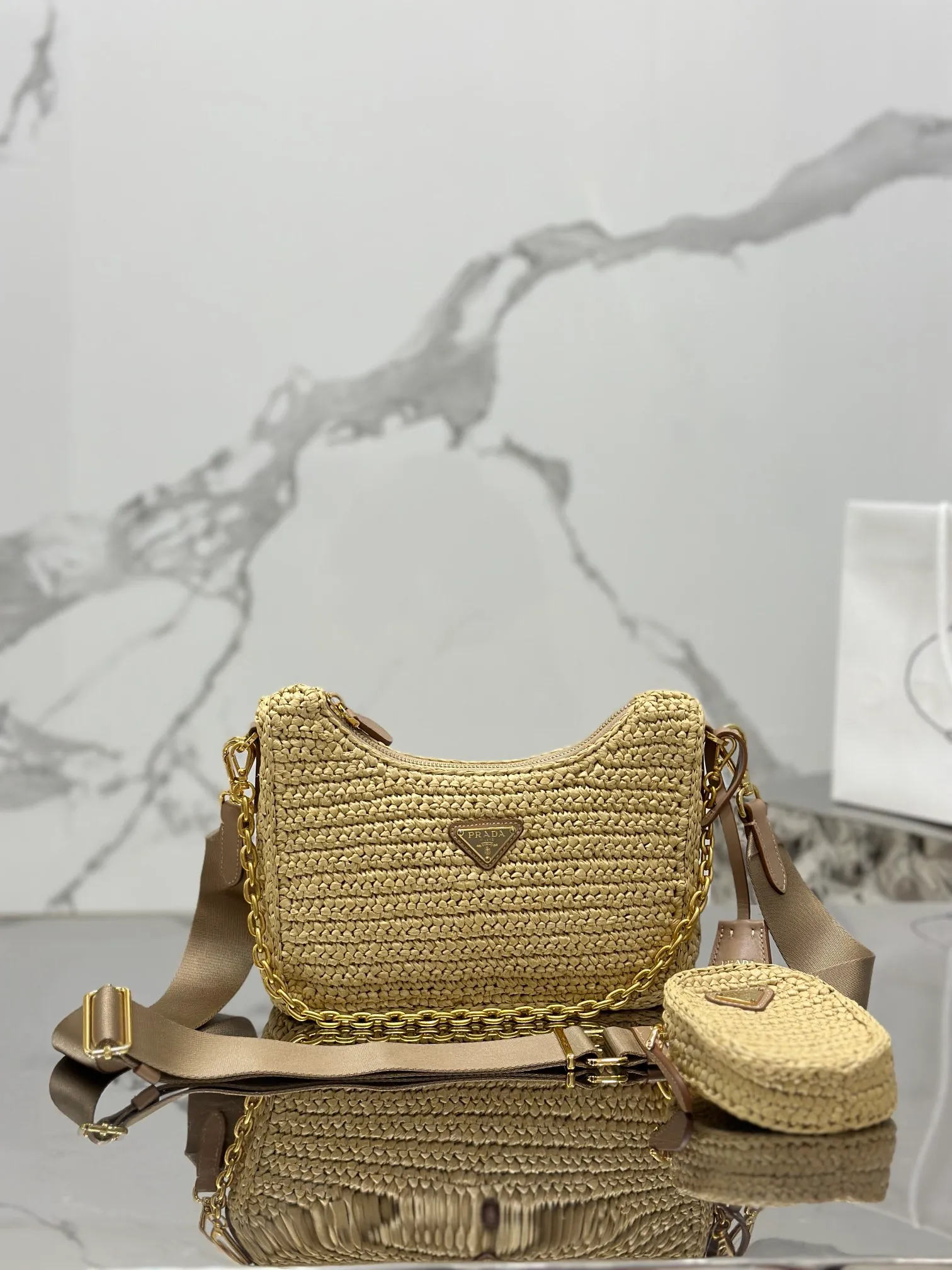 💰1560🌟Straw woven three-in-one This hand-woven three-in-one design is great👏👏One pack of three complex craftsmanship looks very grand/fashionable. What I love most is that there is a small pendant (small bag) hanging on the shoulder strap to give it a high-end feel~ Dimensions: length 23x height 16x bottom 7cm Style number: 1BH204
