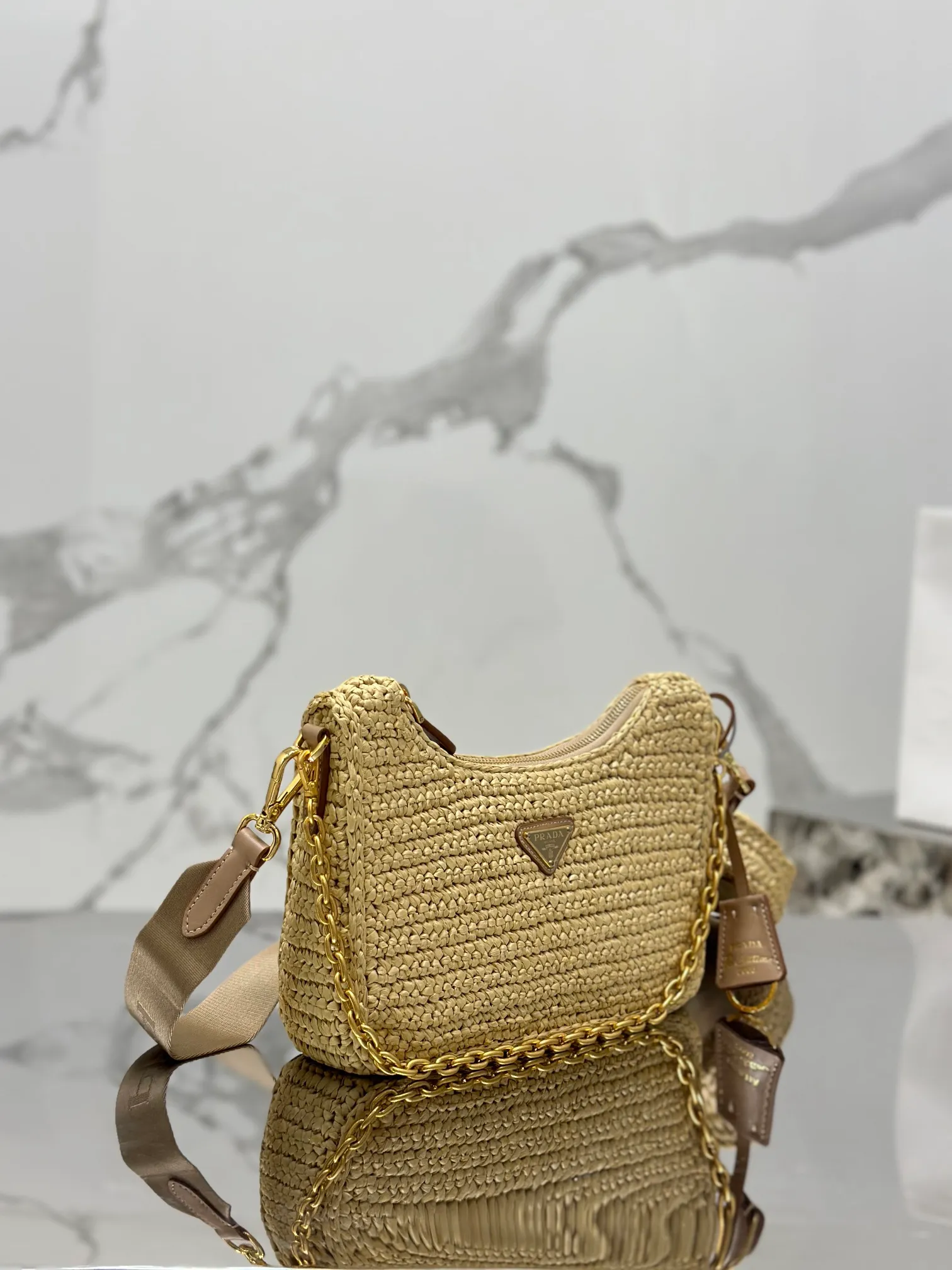 💰1560🌟Straw woven three-in-one This hand-woven three-in-one design is great👏👏One pack of three complex craftsmanship looks very grand/fashionable. What I love most is that there is a small pendant (small bag) hanging on the shoulder strap to give it a high-end feel~ Dimensions: length 23x height 16x bottom 7cm Style number: 1BH204