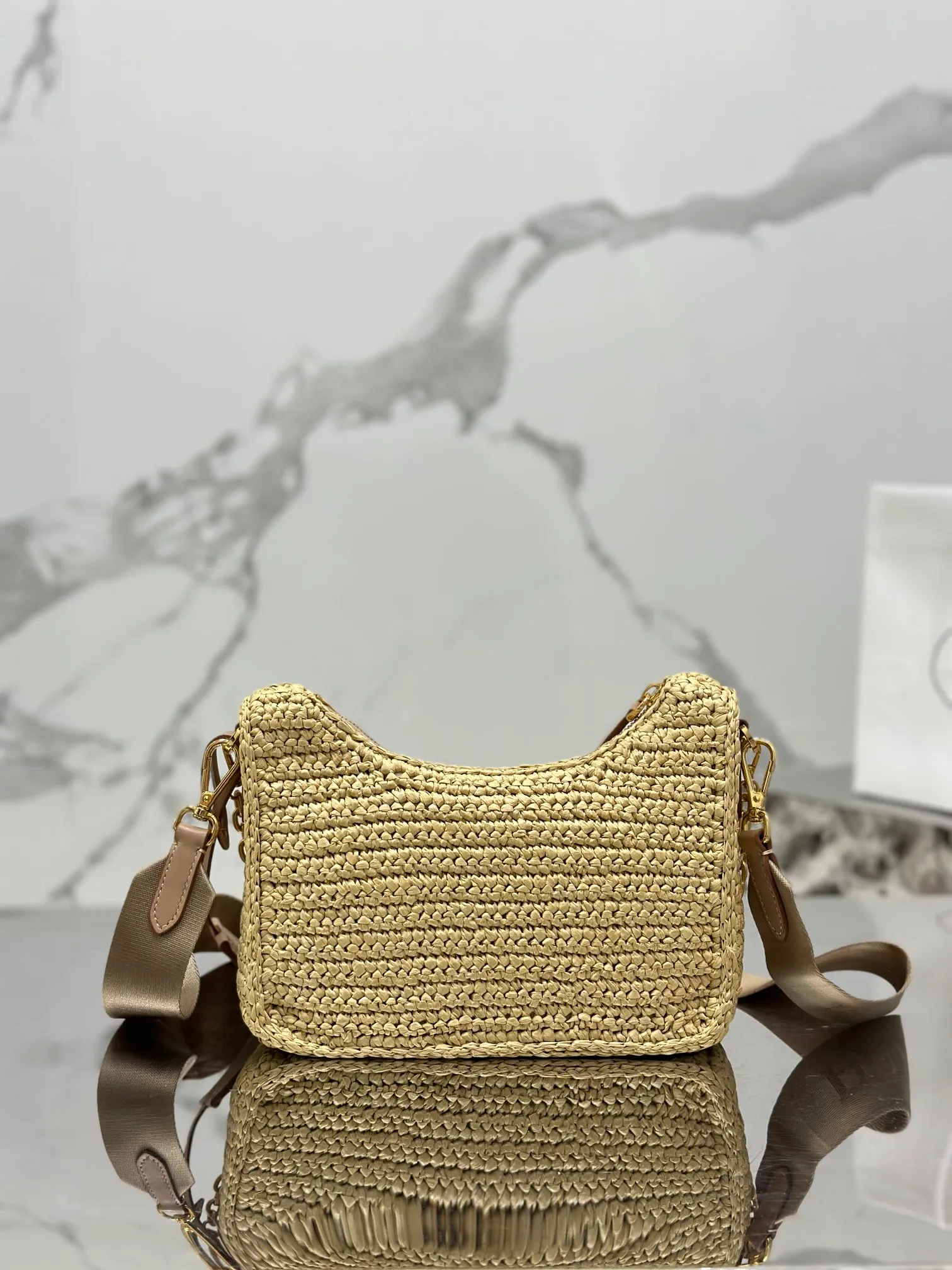 💰1560🌟Straw woven three-in-one This hand-woven three-in-one design is great👏👏One pack of three complex craftsmanship looks very grand/fashionable. What I love most is that there is a small pendant (small bag) hanging on the shoulder strap to give it a high-end feel~ Dimensions: length 23x height 16x bottom 7cm Style number: 1BH204