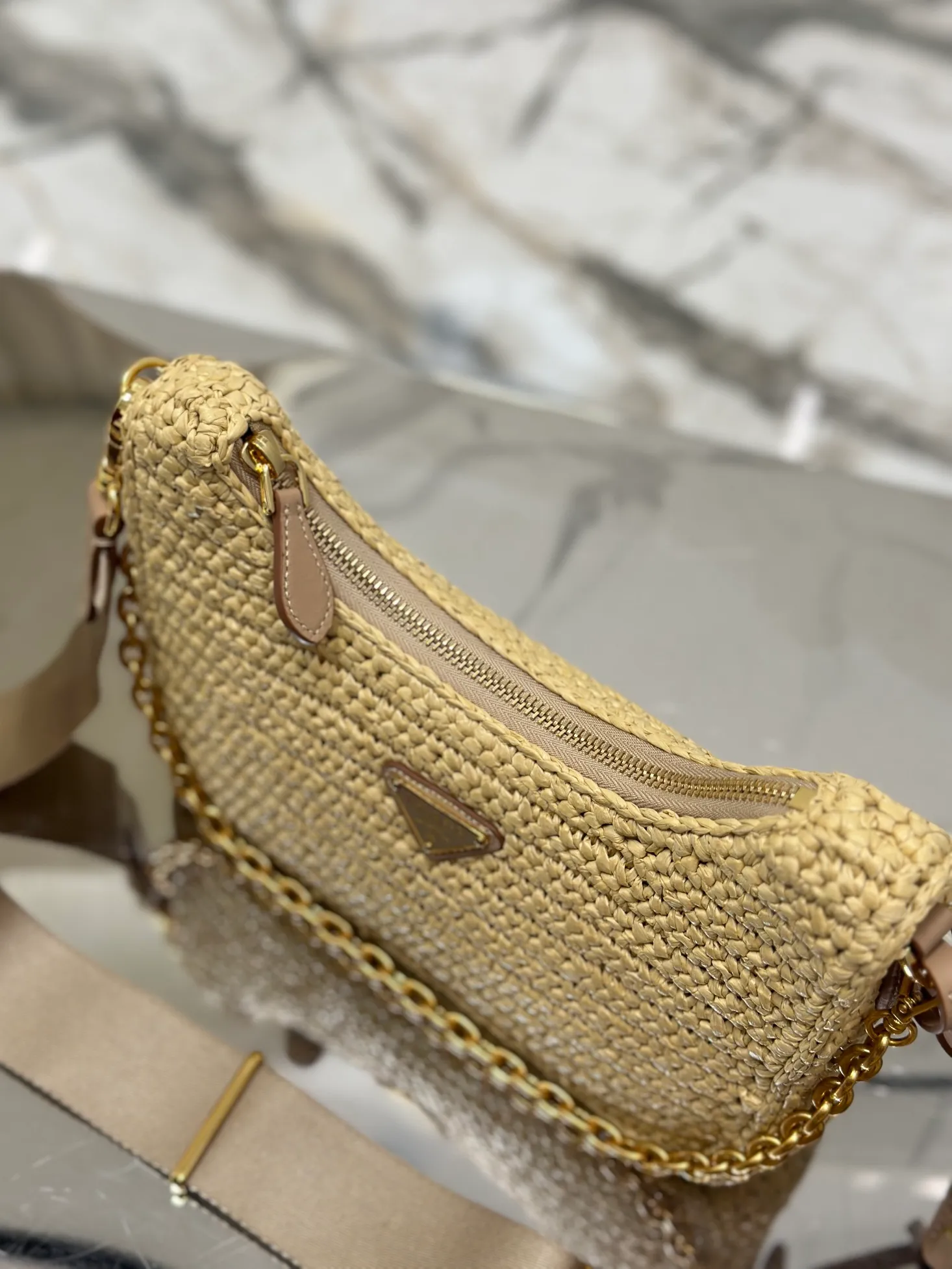 💰1560🌟Straw woven three-in-one This hand-woven three-in-one design is great👏👏One pack of three complex craftsmanship looks very grand/fashionable. What I love most is that there is a small pendant (small bag) hanging on the shoulder strap to give it a high-end feel~ Dimensions: length 23x height 16x bottom 7cm Style number: 1BH204