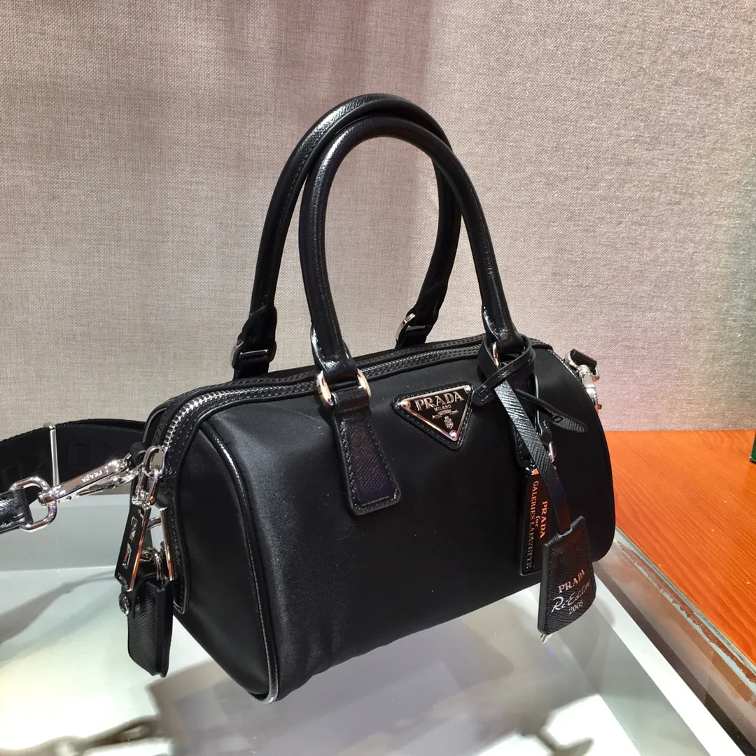 💰1120🎉Boston🎉1BA846👏👏Boston three-in-one😘😘 This Prada hyper Leaves Persian three-in-one pillow bag😘😘 Made of imported high-gloss cross-grain cowhide/nylon fabric, another popular style is born🙊🙊This is a limited edition jointly produced by P family and Galeries Lafayette👍Don’t miss it if you like three-in-one babies😘Plenty of space, the shoulder straps are adjustable and small bags can be hung, and the small bags can be hung on pants and other bags for decoration👏Babies, hurry up and get it😘😘 Size: length 20X height 15X bottom 11cm