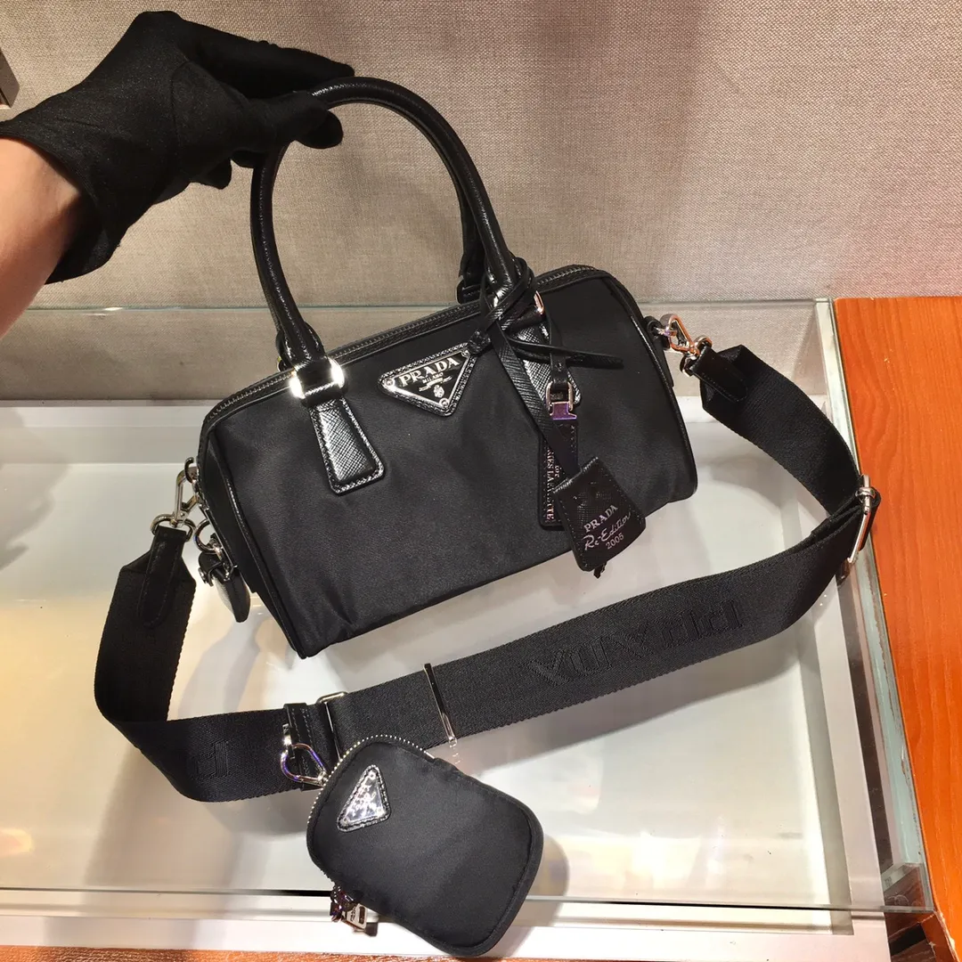 💰1120🎉Boston🎉1BA846👏👏Boston three-in-one😘😘 This Prada hyper Leaves Persian three-in-one pillow bag😘😘 Made of imported high-gloss cross-grain cowhide/nylon fabric, another popular style is born🙊🙊This is a limited edition jointly produced by P family and Galeries Lafayette👍Don’t miss it if you like three-in-one babies😘Plenty of space, the shoulder straps are adjustable and small bags can be hung, and the small bags can be hung on pants and other bags for decoration👏Babies, hurry up and get it😘😘 Size: length 20X height 15X bottom 11cm