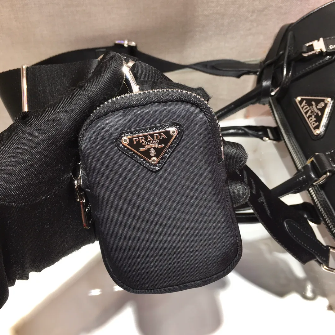 💰1120🎉Boston🎉1BA846👏👏Boston three-in-one😘😘 This Prada hyper Leaves Persian three-in-one pillow bag😘😘 Made of imported high-gloss cross-grain cowhide/nylon fabric, another popular style is born🙊🙊This is a limited edition jointly produced by P family and Galeries Lafayette👍Don’t miss it if you like three-in-one babies😘Plenty of space, the shoulder straps are adjustable and small bags can be hung, and the small bags can be hung on pants and other bags for decoration👏Babies, hurry up and get it😘😘 Size: length 20X height 15X bottom 11cm
