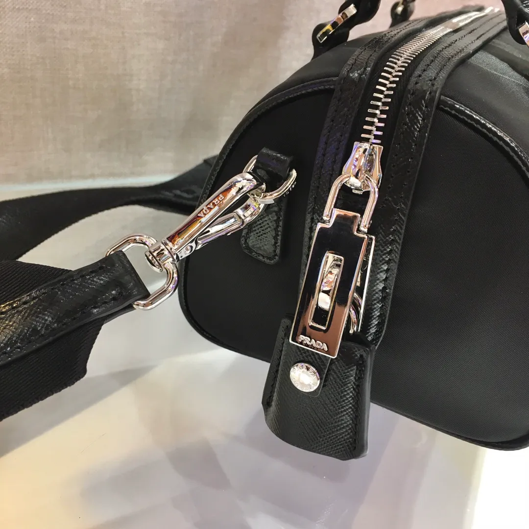 💰1120🎉Boston🎉1BA846👏👏Boston three-in-one😘😘 This Prada hyper Leaves Persian three-in-one pillow bag😘😘 Made of imported high-gloss cross-grain cowhide/nylon fabric, another popular style is born🙊🙊This is a limited edition jointly produced by P family and Galeries Lafayette👍Don’t miss it if you like three-in-one babies😘Plenty of space, the shoulder straps are adjustable and small bags can be hung, and the small bags can be hung on pants and other bags for decoration👏Babies, hurry up and get it😘😘 Size: length 20X height 15X bottom 11cm