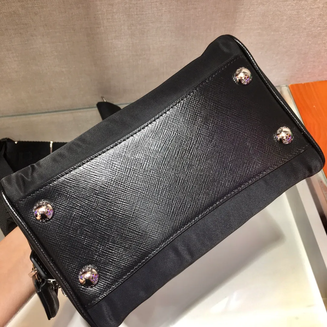 💰1120🎉Boston🎉1BA846👏👏Boston three-in-one😘😘 This Prada hyper Leaves Persian three-in-one pillow bag😘😘 Made of imported high-gloss cross-grain cowhide/nylon fabric, another popular style is born🙊🙊This is a limited edition jointly produced by P family and Galeries Lafayette👍Don’t miss it if you like three-in-one babies😘Plenty of space, the shoulder straps are adjustable and small bags can be hung, and the small bags can be hung on pants and other bags for decoration👏Babies, hurry up and get it😘😘 Size: length 20X height 15X bottom 11cm