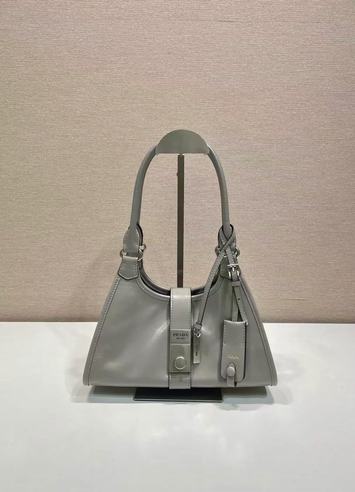💰1500🎉New product🎉1BG580 mini🎉🎉 This mini catwalk model is made of imported waxed leather, top-grade hardware, and the front panel is equipped with a buckle lock opening and closing. It has a large capacity and can be carried by hand or on the shoulder. The upper body effect is very fashionable. If you like babies, hurry up and get it🎉🎉 Length 26x height 18x base 12cm🎉🎉🎉💰💰💰
