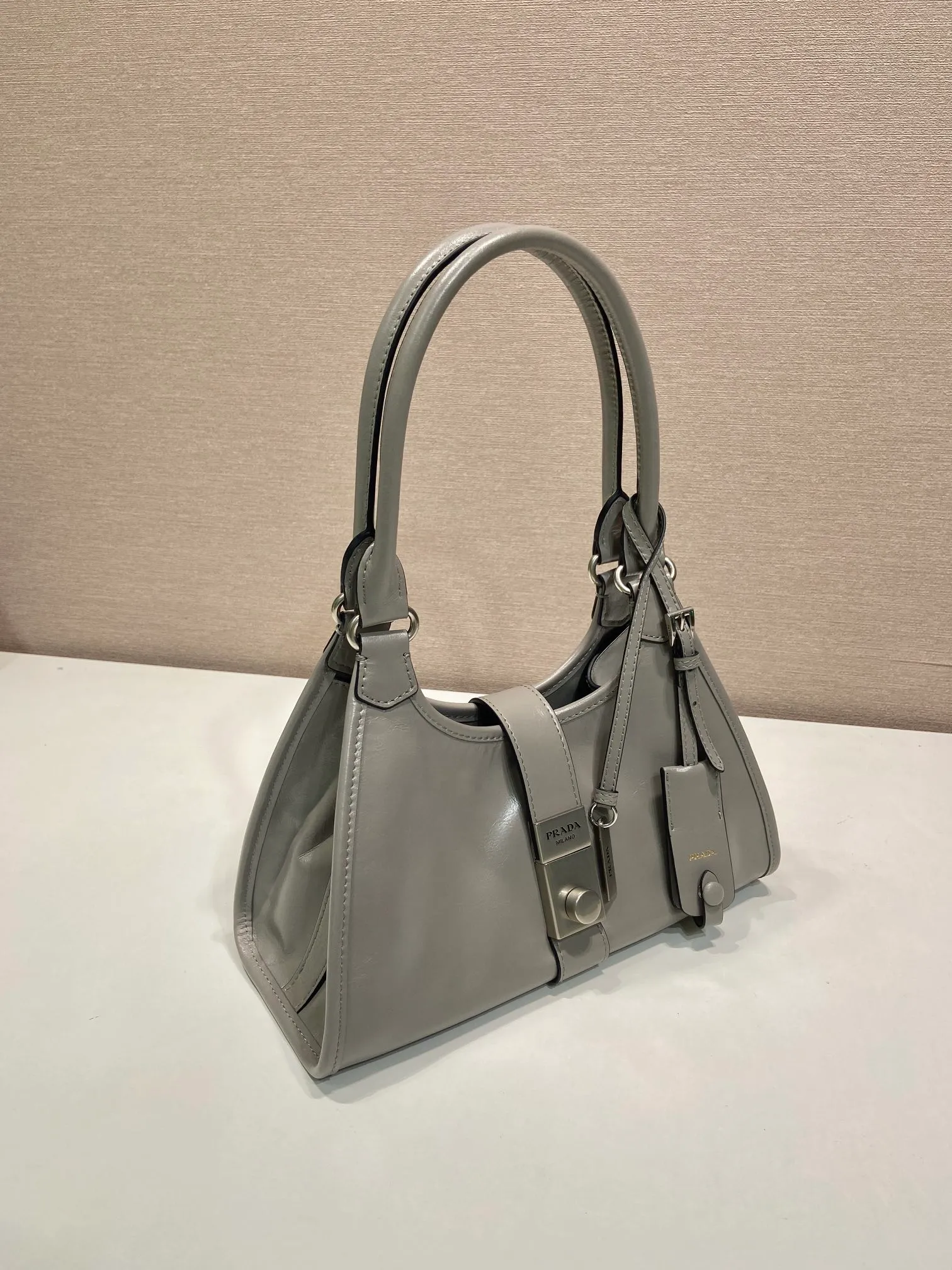 💰1500🎉New product🎉1BG580 mini🎉🎉 This mini catwalk model is made of imported waxed leather, top-grade hardware, and the front panel is equipped with a buckle lock opening and closing. It has a large capacity and can be carried by hand or on the shoulder. The upper body effect is very fashionable. If you like babies, hurry up and get it🎉🎉 Length 26x height 18x base 12cm🎉🎉🎉💰💰💰