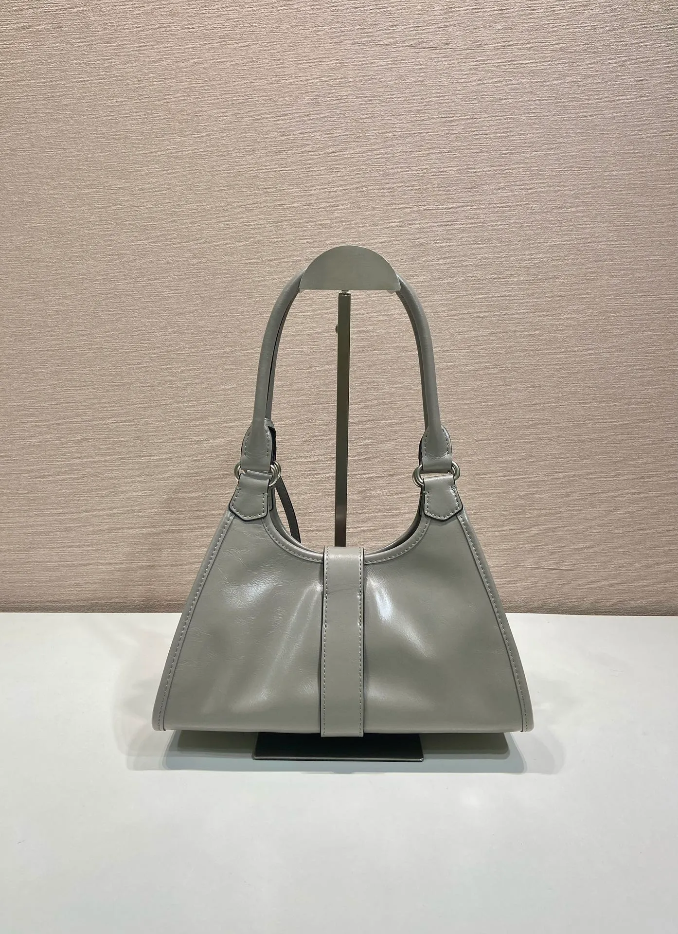 💰1500🎉New product🎉1BG580 mini🎉🎉 This mini catwalk model is made of imported waxed leather, top-grade hardware, and the front panel is equipped with a buckle lock opening and closing. It has a large capacity and can be carried by hand or on the shoulder. The upper body effect is very fashionable. If you like babies, hurry up and get it🎉🎉 Length 26x height 18x base 12cm🎉🎉🎉💰💰💰