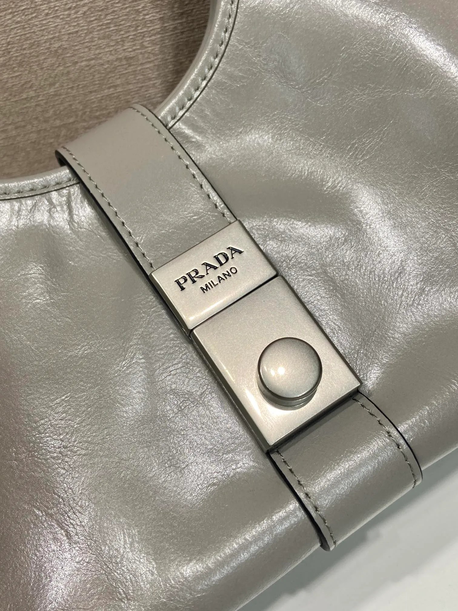💰1500🎉New product🎉1BG580 mini🎉🎉 This mini catwalk model is made of imported waxed leather, top-grade hardware, and the front panel is equipped with a buckle lock opening and closing. It has a large capacity and can be carried by hand or on the shoulder. The upper body effect is very fashionable. If you like babies, hurry up and get it🎉🎉 Length 26x height 18x base 12cm🎉🎉🎉💰💰💰