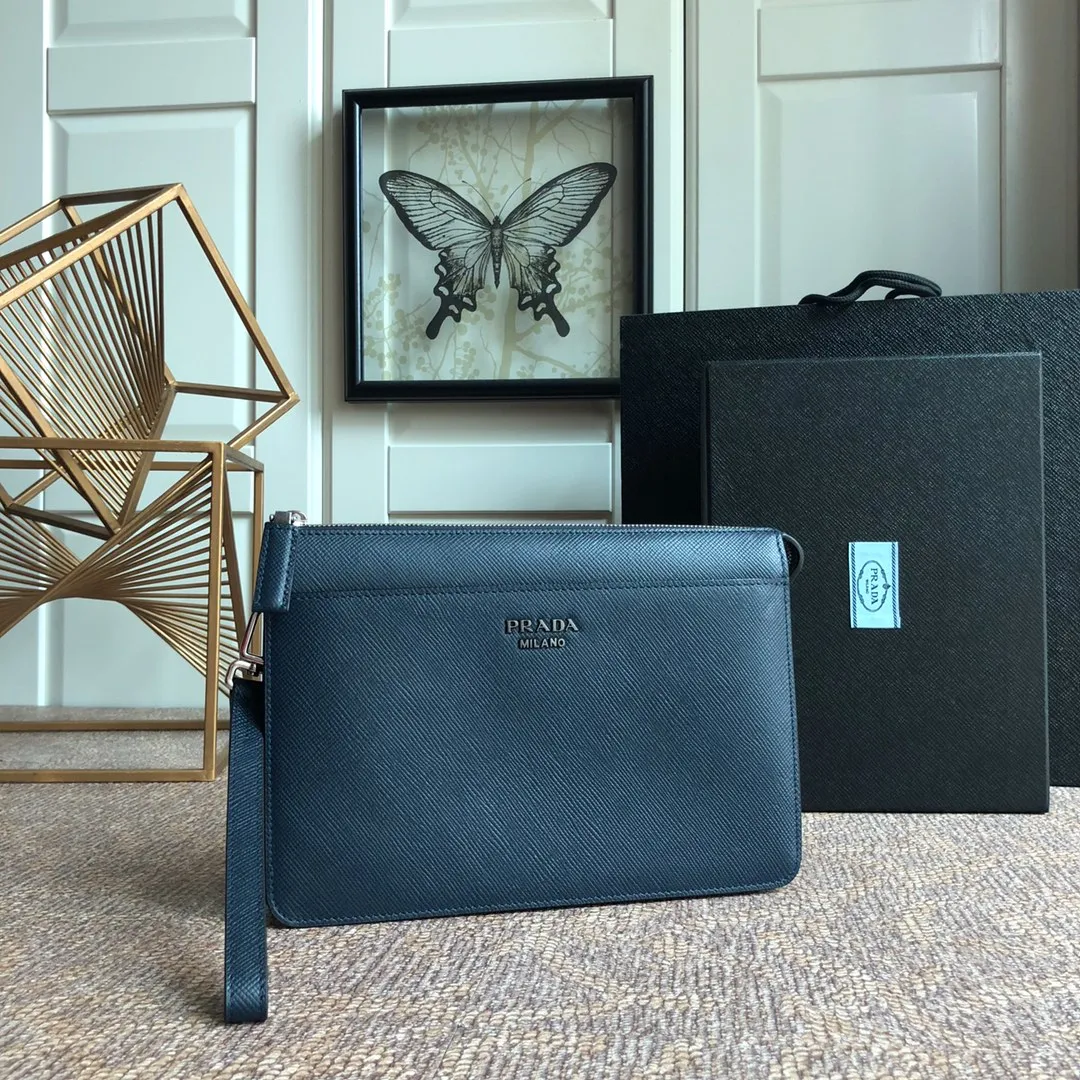 💰1120, Saffiano leather men’s new clutch bag, synchronized with counters🎉2VF019 detachable wrist strap, polished steel accessories, metal engraved logo on the front, front compartment, 8 card slots, imported thick cross-grain cowhide, length 26x height 17x bottom 4cm💪💪💪
