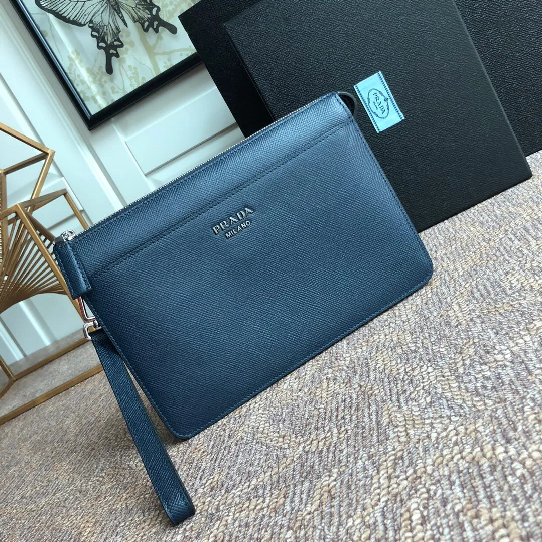 💰1120, Saffiano leather men’s new clutch bag, synchronized with counters🎉2VF019 detachable wrist strap, polished steel accessories, metal engraved logo on the front, front compartment, 8 card slots, imported thick cross-grain cowhide, length 26x height 17x bottom 4cm💪💪💪