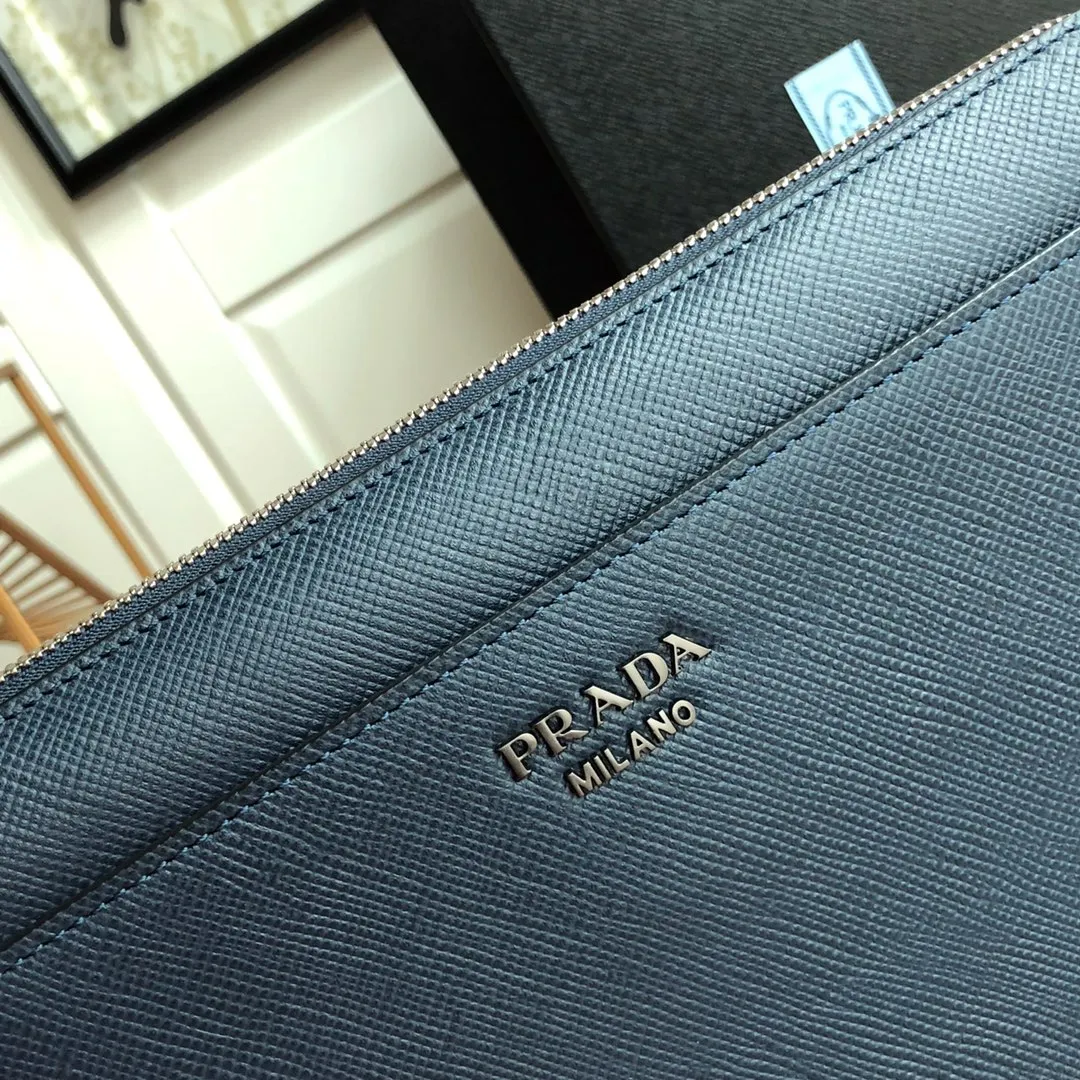 💰1120, Saffiano leather men’s new clutch bag, synchronized with counters🎉2VF019 detachable wrist strap, polished steel accessories, metal engraved logo on the front, front compartment, 8 card slots, imported thick cross-grain cowhide, length 26x height 17x bottom 4cm💪💪💪