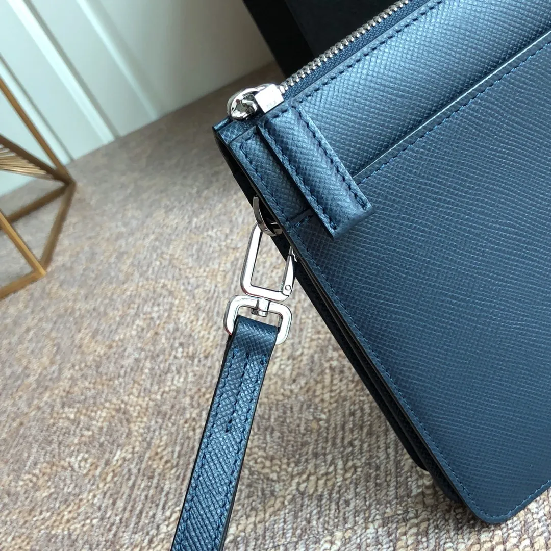 💰1120, Saffiano leather men’s new clutch bag, synchronized with counters🎉2VF019 detachable wrist strap, polished steel accessories, metal engraved logo on the front, front compartment, 8 card slots, imported thick cross-grain cowhide, length 26x height 17x bottom 4cm💪💪💪