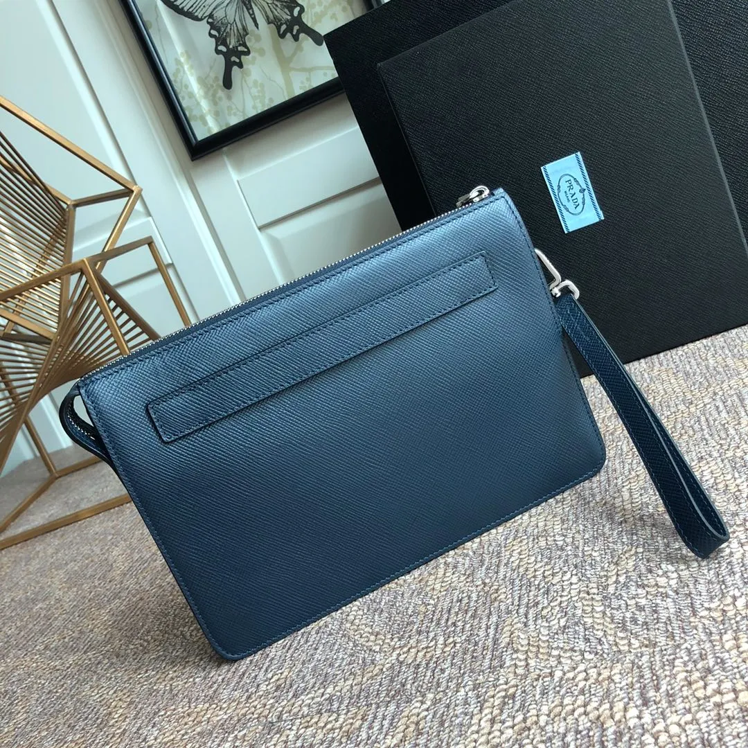 💰1120, Saffiano leather men’s new clutch bag, synchronized with counters🎉2VF019 detachable wrist strap, polished steel accessories, metal engraved logo on the front, front compartment, 8 card slots, imported thick cross-grain cowhide, length 26x height 17x bottom 4cm💪💪💪