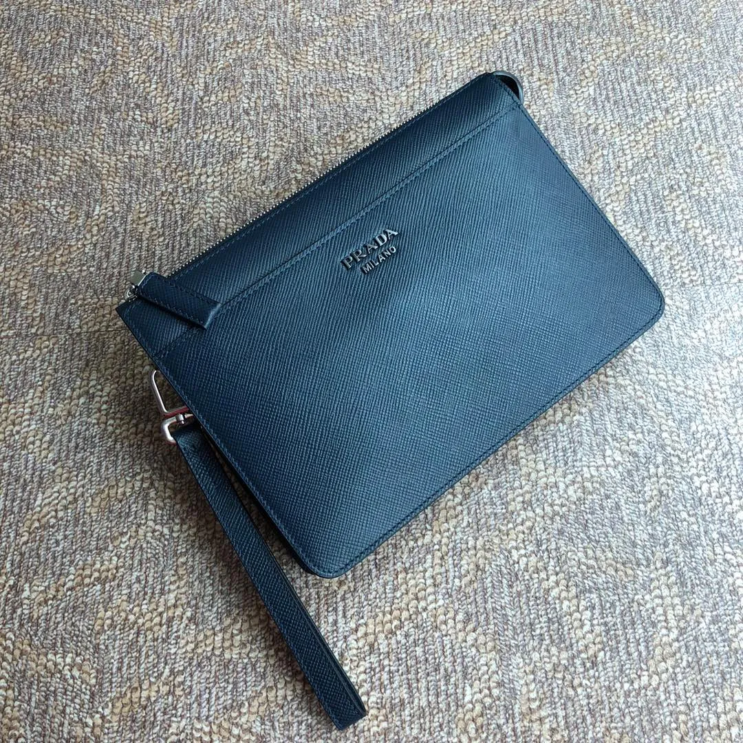💰1120, Saffiano leather men’s new clutch bag, synchronized with counters🎉2VF019 detachable wrist strap, polished steel accessories, metal engraved logo on the front, front compartment, 8 card slots, imported thick cross-grain cowhide, length 26x height 17x bottom 4cm💪💪💪