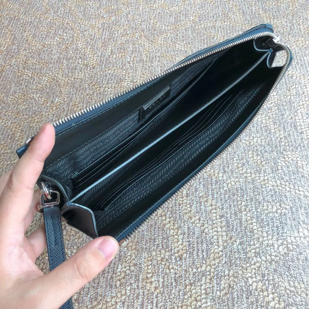 💰1120, Saffiano leather men’s new clutch bag, synchronized with counters🎉2VF019 detachable wrist strap, polished steel accessories, metal engraved logo on the front, front compartment, 8 card slots, imported thick cross-grain cowhide, length 26x height 17x bottom 4cm💪💪💪