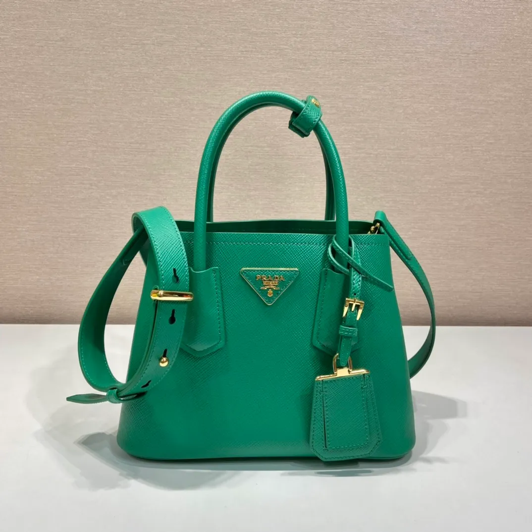 💰1900🎉New style🎉1BG443 small shopping bag🎉🎉 This Double handbag is presented in a novel mini version, combining functionality and exquisite style. Tonal leather triangle wraps around signature metal lettering logo at front. Detachable shoulder strap for shoulder or cross-body wear. Simple and elegant, if you like babies, hurry up and get it🎉🎉 Length 25x Height 18.5x Bottom 12.5cm