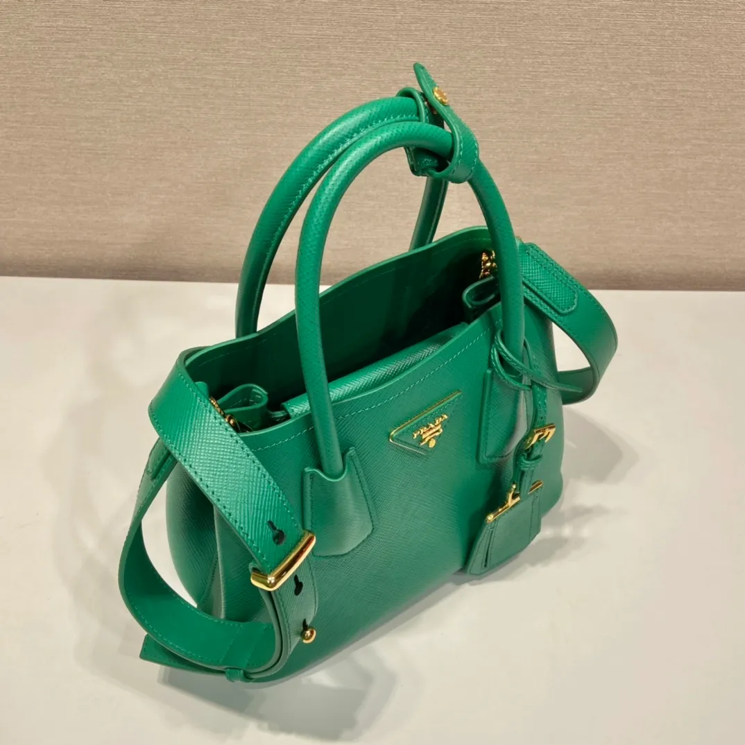 💰1900🎉New style🎉1BG443 small shopping bag🎉🎉 This Double handbag is presented in a novel mini version, combining functionality and exquisite style. Tonal leather triangle wraps around signature metal lettering logo at front. Detachable shoulder strap for shoulder or cross-body wear. Simple and elegant, if you like babies, hurry up and get it🎉🎉 Length 25x Height 18.5x Bottom 12.5cm