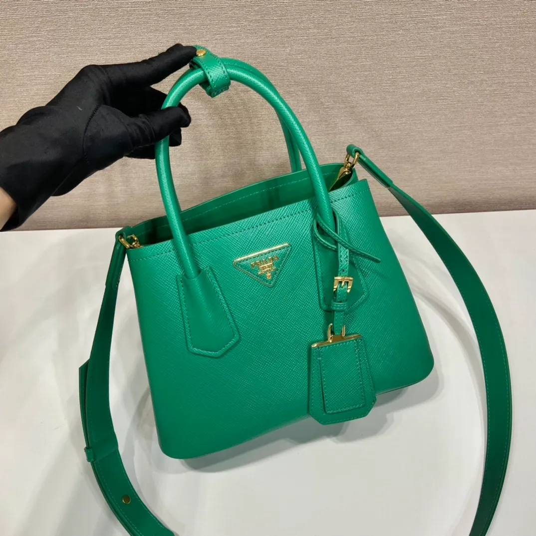 💰1900🎉New style🎉1BG443 small shopping bag🎉🎉 This Double handbag is presented in a novel mini version, combining functionality and exquisite style. Tonal leather triangle wraps around signature metal lettering logo at front. Detachable shoulder strap for shoulder or cross-body wear. Simple and elegant, if you like babies, hurry up and get it🎉🎉 Length 25x Height 18.5x Bottom 12.5cm