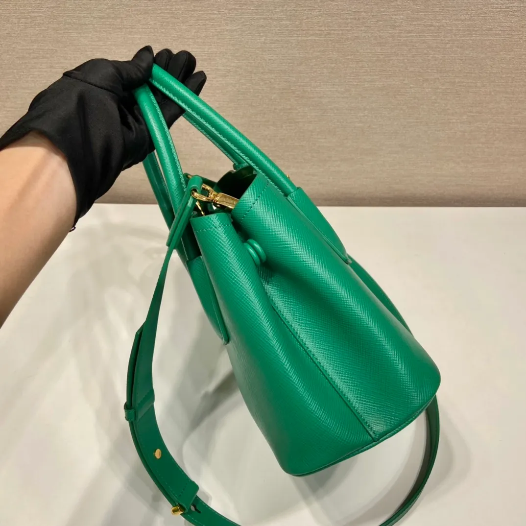 💰1900🎉New style🎉1BG443 small shopping bag🎉🎉 This Double handbag is presented in a novel mini version, combining functionality and exquisite style. Tonal leather triangle wraps around signature metal lettering logo at front. Detachable shoulder strap for shoulder or cross-body wear. Simple and elegant, if you like babies, hurry up and get it🎉🎉 Length 25x Height 18.5x Bottom 12.5cm