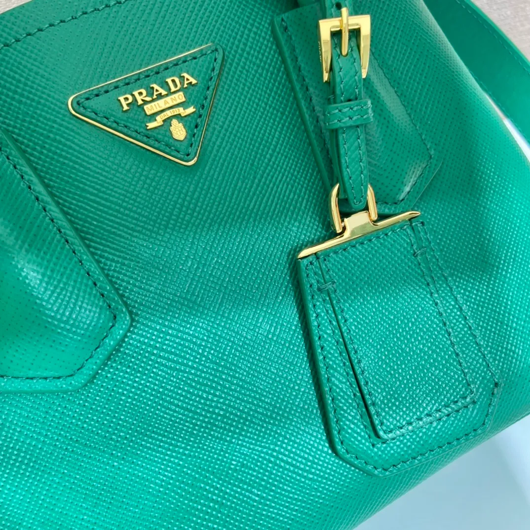 💰1900🎉New style🎉1BG443 small shopping bag🎉🎉 This Double handbag is presented in a novel mini version, combining functionality and exquisite style. Tonal leather triangle wraps around signature metal lettering logo at front. Detachable shoulder strap for shoulder or cross-body wear. Simple and elegant, if you like babies, hurry up and get it🎉🎉 Length 25x Height 18.5x Bottom 12.5cm
