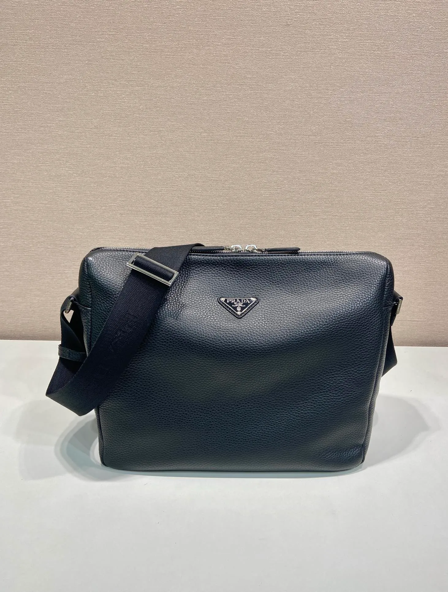 💰1660🎉New Messenger Bag🎉🎉😉2VH183 Small🎉🎉 This modern and practical leather handbag features a soft silhouette with stylish details. This braided strap complements a versatile, sporty style. Zipper closure, internal zipper pocket, regenerated nylon logo printed lining, the upper body effect is very fashionable and spacious, handsome guys, hurry up and get it🎉🎉 Length 31.5x Height 25x Bottom 14cm👏👏👏🎉🎉🎉