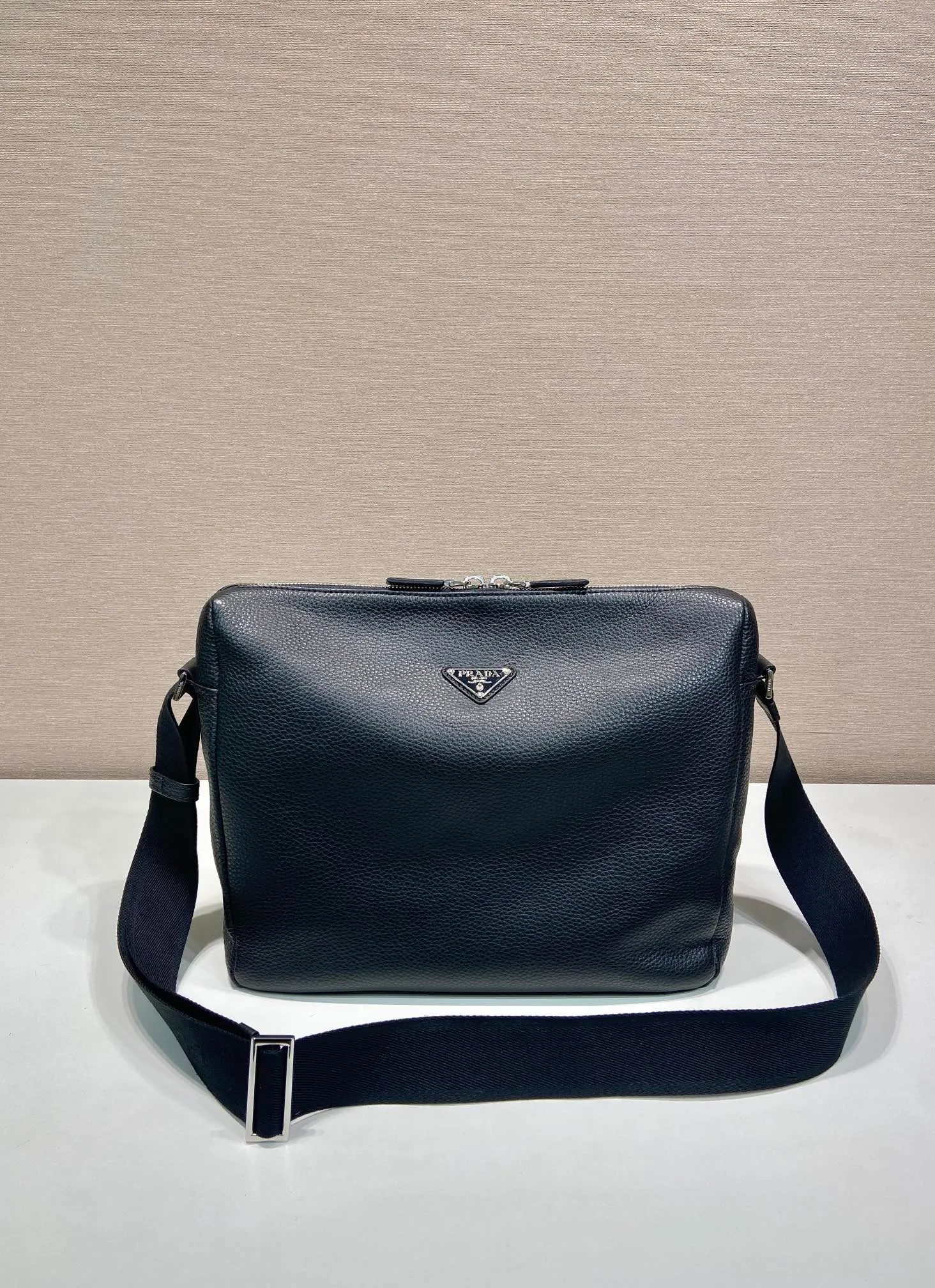 💰1660🎉New Messenger Bag🎉🎉😉2VH183 Small🎉🎉 This modern and practical leather handbag features a soft silhouette with stylish details. This braided strap complements a versatile, sporty style. Zipper closure, internal zipper pocket, regenerated nylon logo printed lining, the upper body effect is very fashionable and spacious, handsome guys, hurry up and get it🎉🎉 Length 31.5x Height 25x Bottom 14cm👏👏👏🎉🎉🎉