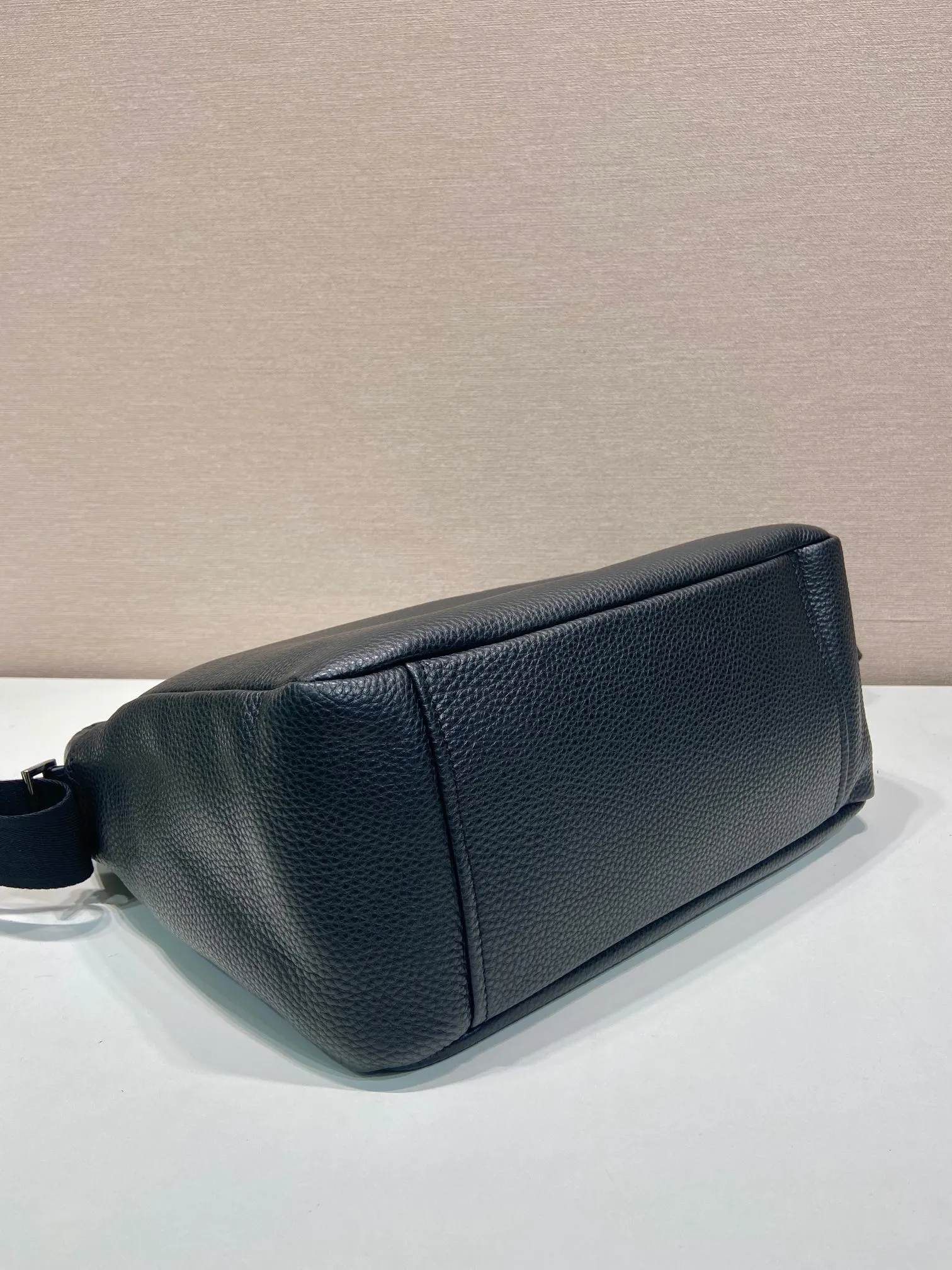 💰1660🎉New Messenger Bag🎉🎉😉2VH183 Small🎉🎉 This modern and practical leather handbag features a soft silhouette with stylish details. This braided strap complements a versatile, sporty style. Zipper closure, internal zipper pocket, regenerated nylon logo printed lining, the upper body effect is very fashionable and spacious, handsome guys, hurry up and get it🎉🎉 Length 31.5x Height 25x Bottom 14cm👏👏👏🎉🎉🎉