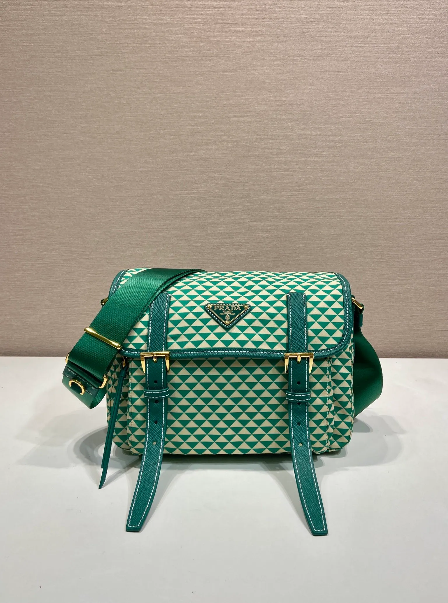 💰1320🎉New Symbole🎉1BD383 Messenger Bag🎉 This messenger bag is made of fabric-printed nylon fabric with cross-grain cowhide. The color is eye-catching, and the print on the bag is composed of classic triangles, which is very eye-catching and has a large space. She is so beautiful😘, beauties, hurry up and get it, it is a must-have in spring and summer👏👏 Length 25x height 19.5x base 11cm🎉🎉🎉💰💰💰