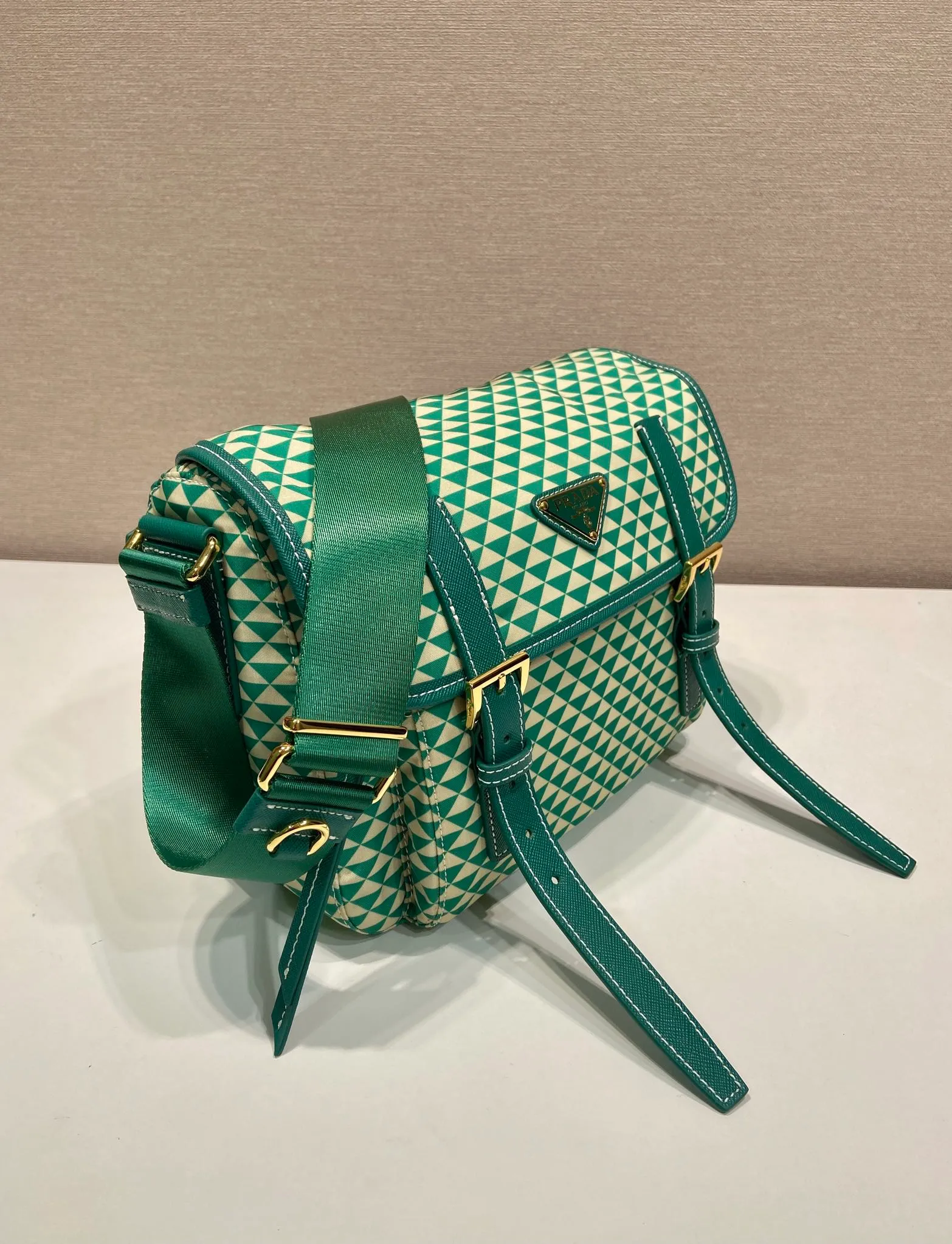 💰1320🎉New Symbole🎉1BD383 Messenger Bag🎉 This messenger bag is made of fabric-printed nylon fabric with cross-grain cowhide. The color is eye-catching, and the print on the bag is composed of classic triangles, which is very eye-catching and has a large space. She is so beautiful😘, beauties, hurry up and get it, it is a must-have in spring and summer👏👏 Length 25x height 19.5x base 11cm🎉🎉🎉💰💰💰