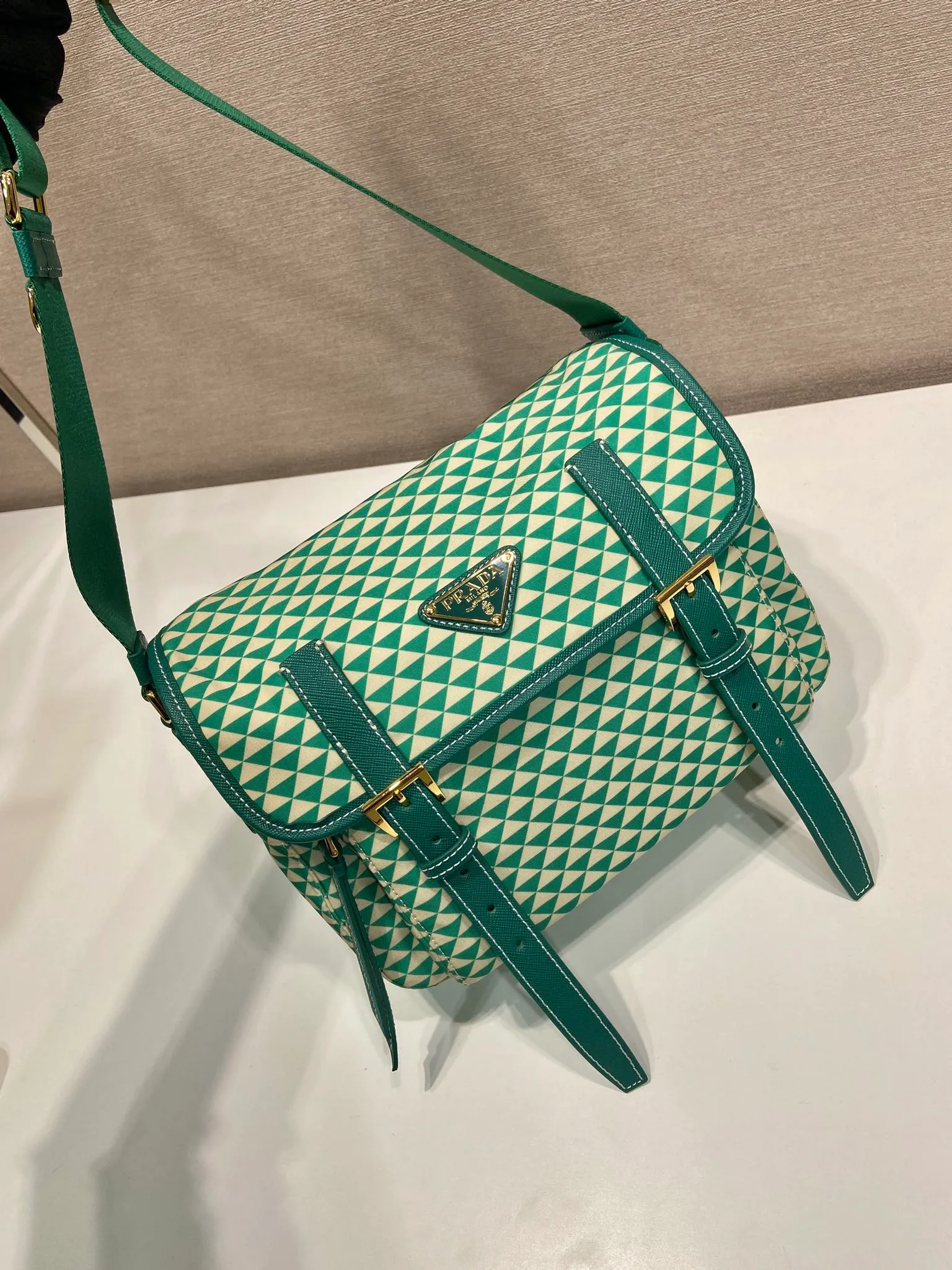 💰1320🎉New Symbole🎉1BD383 Messenger Bag🎉 This messenger bag is made of fabric-printed nylon fabric with cross-grain cowhide. The color is eye-catching, and the print on the bag is composed of classic triangles, which is very eye-catching and has a large space. She is so beautiful😘, beauties, hurry up and get it, it is a must-have in spring and summer👏👏 Length 25x height 19.5x base 11cm🎉🎉🎉💰💰💰