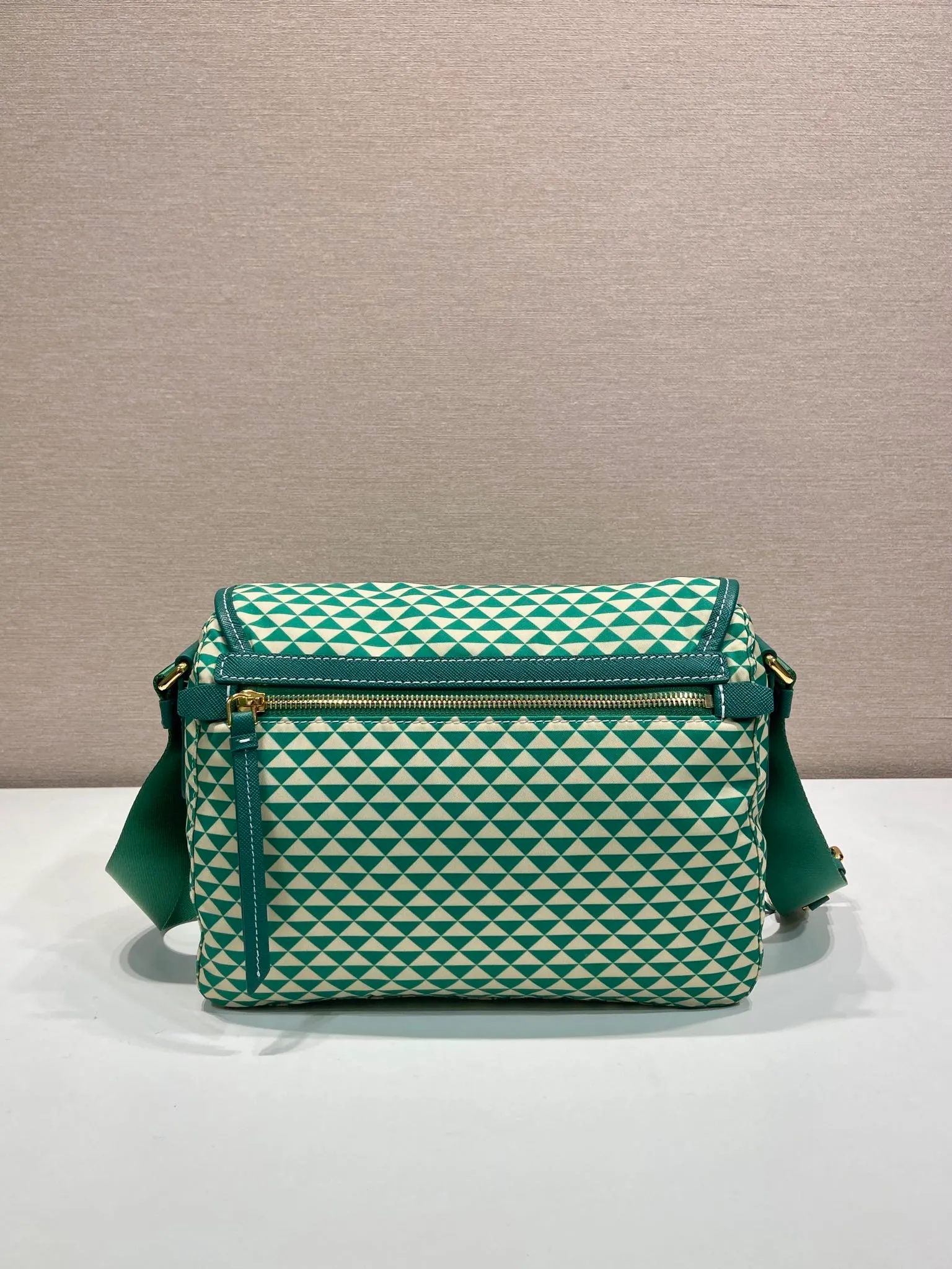 💰1320🎉New Symbole🎉1BD383 Messenger Bag🎉 This messenger bag is made of fabric-printed nylon fabric with cross-grain cowhide. The color is eye-catching, and the print on the bag is composed of classic triangles, which is very eye-catching and has a large space. She is so beautiful😘, beauties, hurry up and get it, it is a must-have in spring and summer👏👏 Length 25x height 19.5x base 11cm🎉🎉🎉💰💰💰