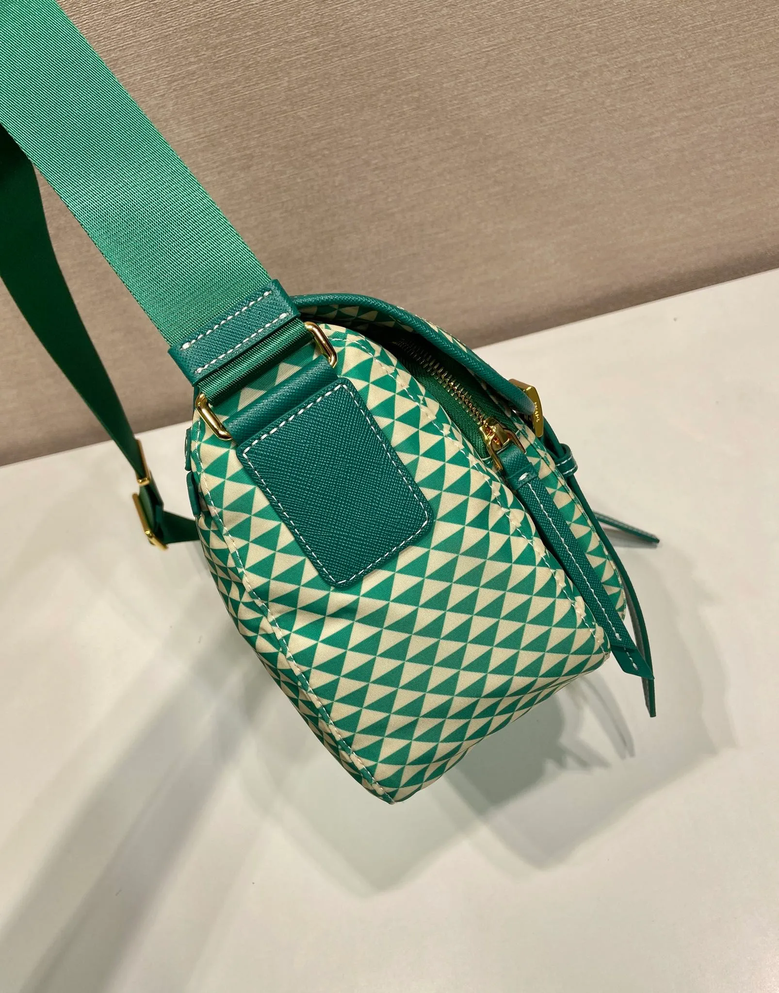 💰1320🎉New Symbole🎉1BD383 Messenger Bag🎉 This messenger bag is made of fabric-printed nylon fabric with cross-grain cowhide. The color is eye-catching, and the print on the bag is composed of classic triangles, which is very eye-catching and has a large space. She is so beautiful😘, beauties, hurry up and get it, it is a must-have in spring and summer👏👏 Length 25x height 19.5x base 11cm🎉🎉🎉💰💰💰