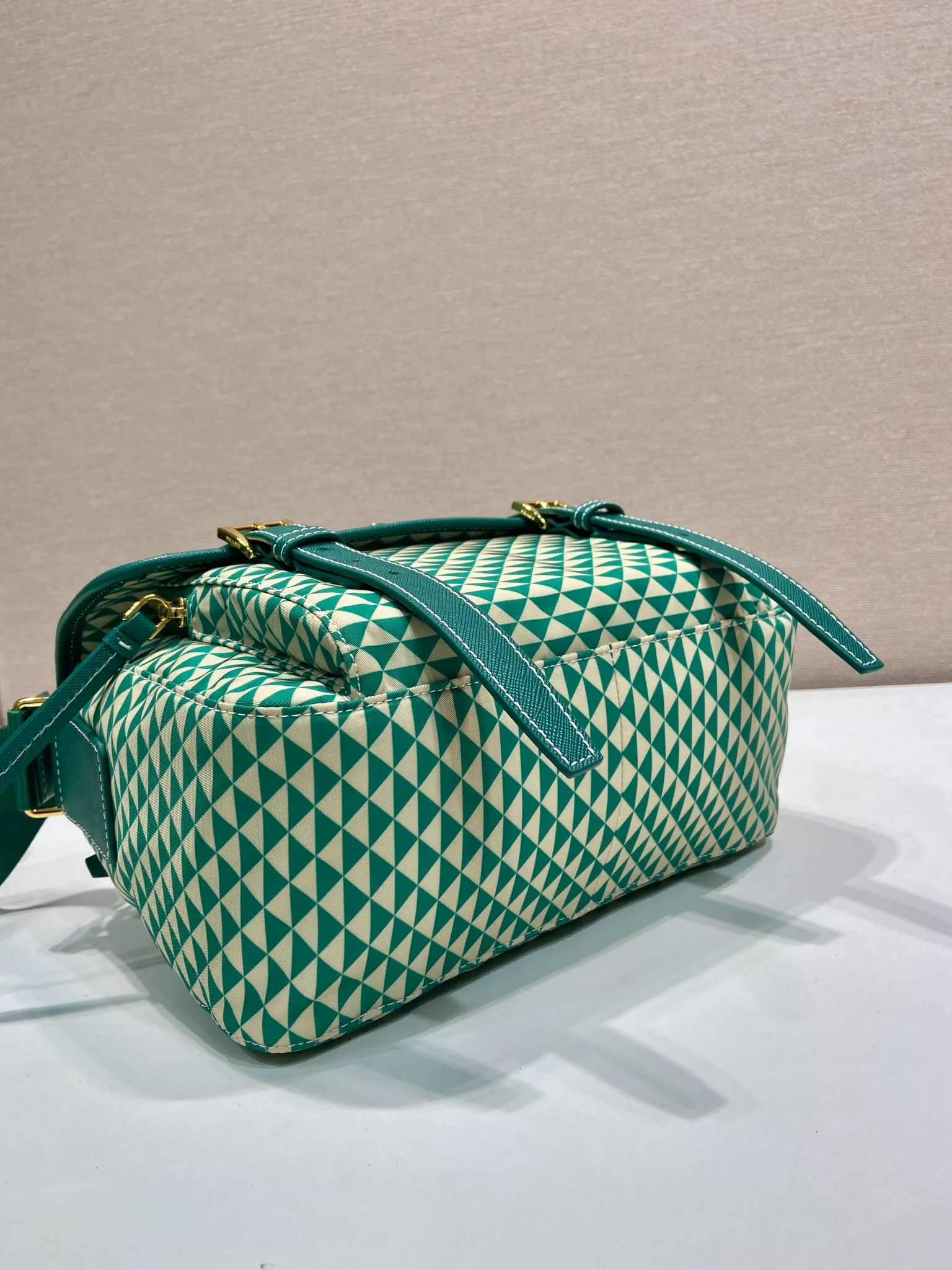💰1320🎉New Symbole🎉1BD383 Messenger Bag🎉 This messenger bag is made of fabric-printed nylon fabric with cross-grain cowhide. The color is eye-catching, and the print on the bag is composed of classic triangles, which is very eye-catching and has a large space. She is so beautiful😘, beauties, hurry up and get it, it is a must-have in spring and summer👏👏 Length 25x height 19.5x base 11cm🎉🎉🎉💰💰💰