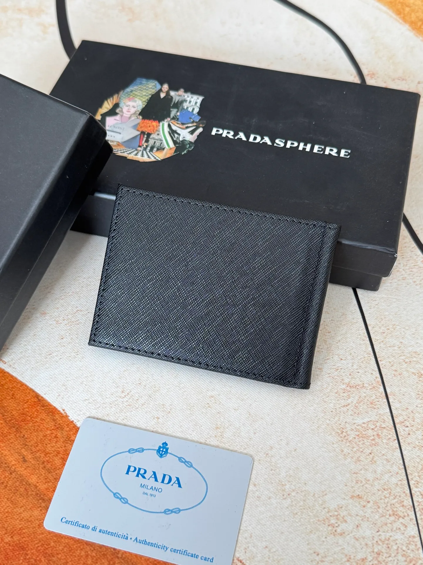 💰130💰Prada Exclusive Real Photo Dollar Bill Clip Cross-grain cowhide metal clip in the middle. Simple and easy to use. It can store money at any time and is easier to put in the trouser pocket. Model: 2MC165 - Dollar Clip Size: 12*8cm