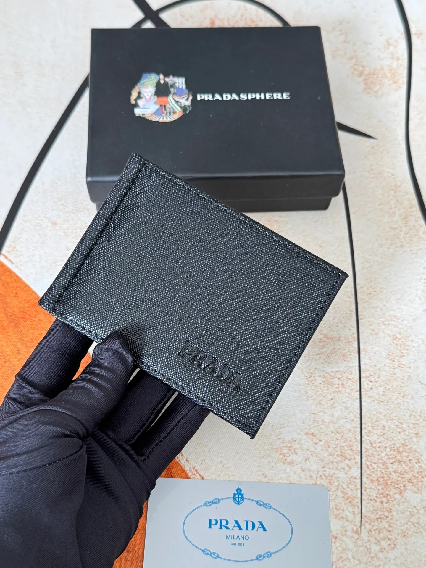 💰130💰Prada Exclusive Real Photo Dollar Bill Clip Cross-grain cowhide metal clip in the middle. Simple and easy to use. It can store money at any time and is easier to put in the trouser pocket. Model: 2MC165 - Dollar Clip Size: 12*8cm