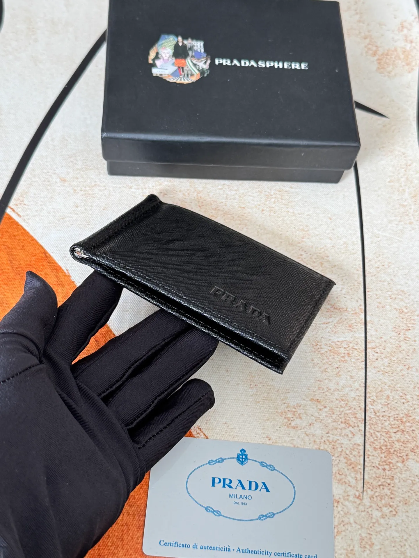 💰130💰Prada Exclusive Real Photo Dollar Bill Clip Cross-grain cowhide metal clip in the middle. Simple and easy to use. It can store money at any time and is easier to put in the trouser pocket. Model: 2MC165 - Dollar Clip Size: 12*8cm
