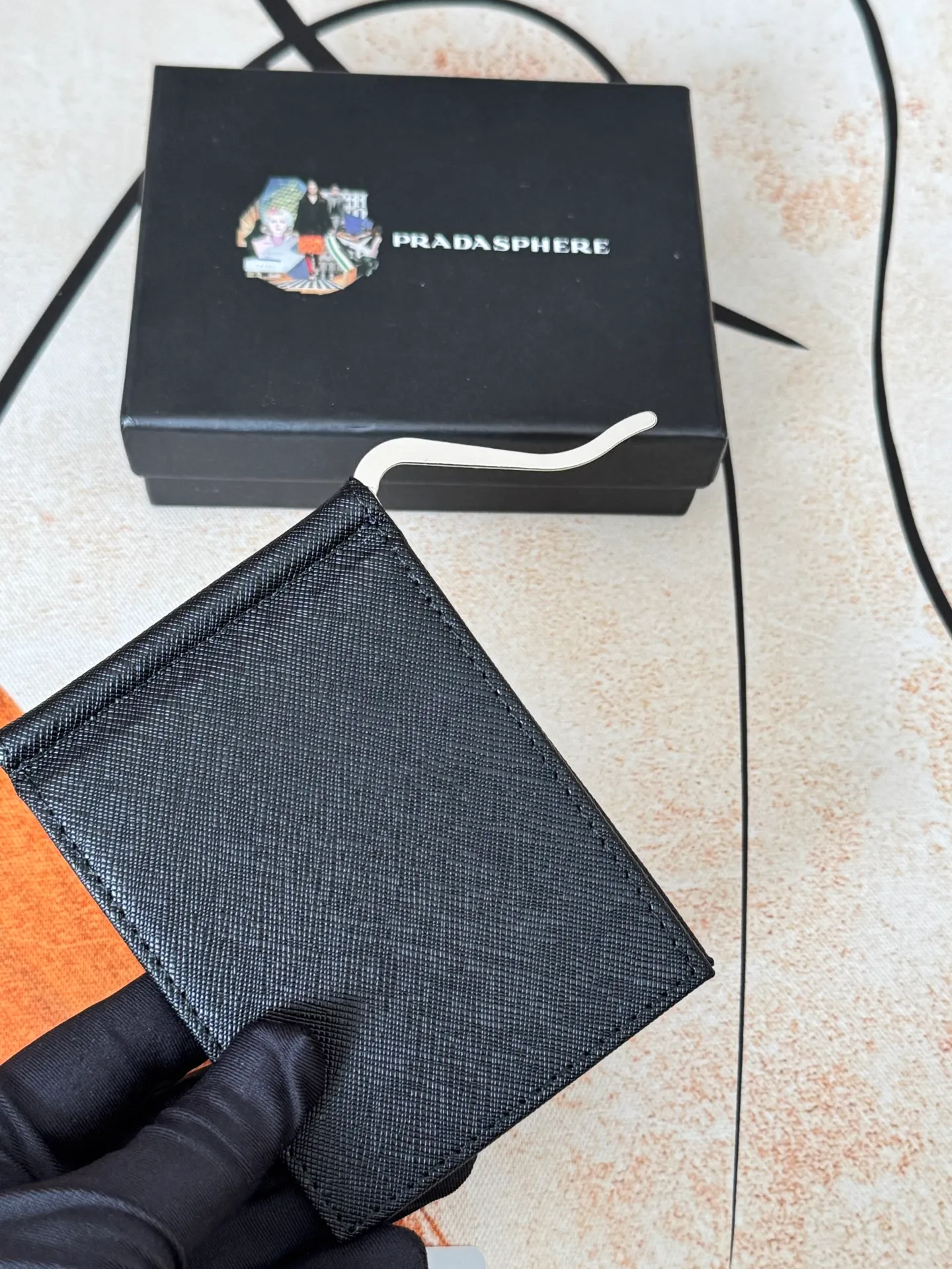 💰130💰Prada Exclusive Real Photo Dollar Bill Clip Cross-grain cowhide metal clip in the middle. Simple and easy to use. It can store money at any time and is easier to put in the trouser pocket. Model: 2MC165 - Dollar Clip Size: 12*8cm
