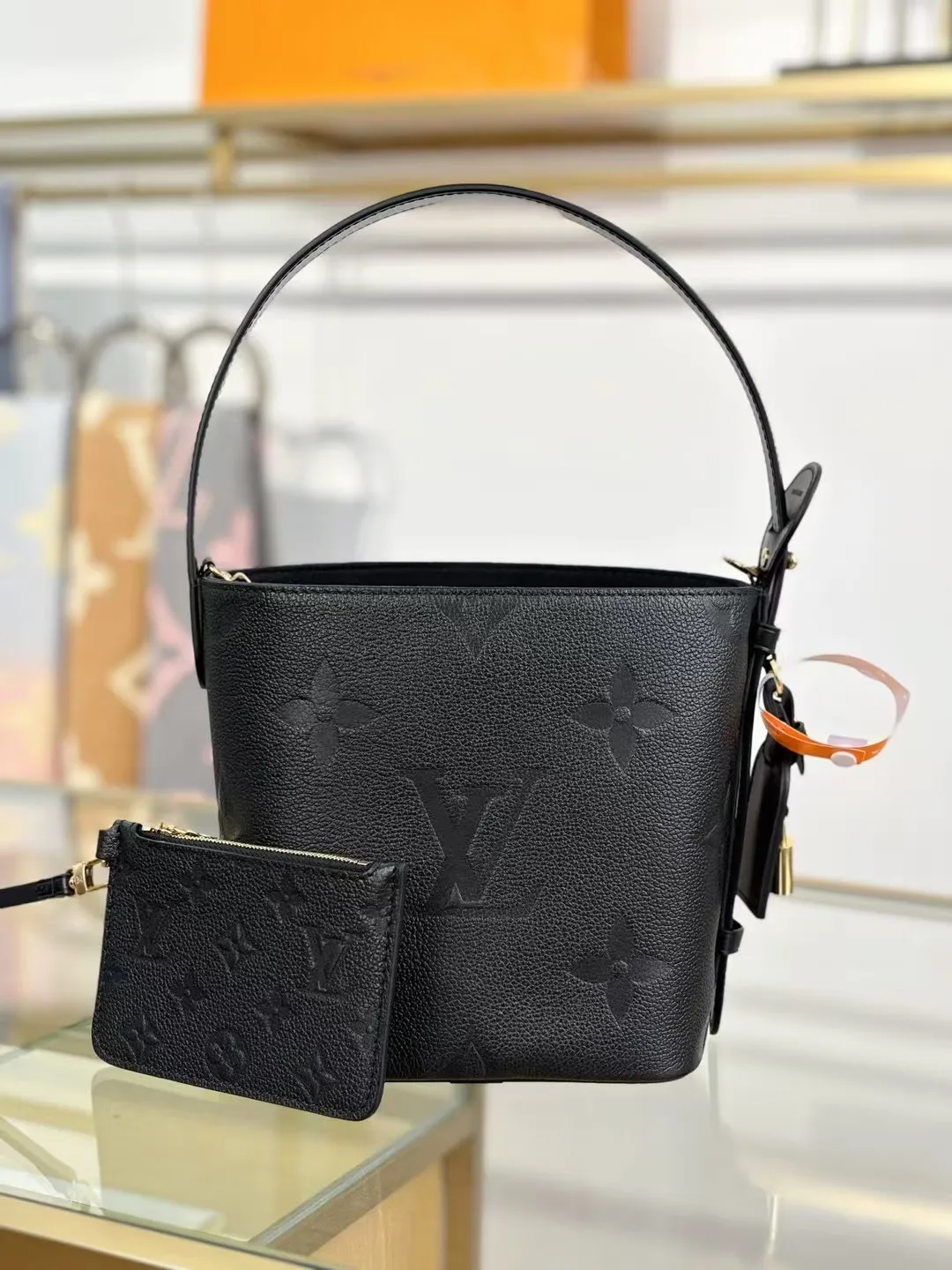 P¥1360👉nfc163C01 dynamic chip👈 [100% MB special grade original leather, all steel hardware, original leather] This All In BB handbag integrates modern design concepts into elegant silhouette and ample space. Monogram Empreinte leather craftsmanship creates a simple bucket bag structure, the iconic nameplate and metal padlock highlight the exquisite details, and the adjustable handle pays homage to the brand's trunk-making heritage. Embossed grained cow leather - Cow leather trim - Textile lining - Metal hardware - Magnetic and hook closure - Removable zippered interior pocket - A brand name - Padlock - Holds your smartphone, keys, Zippy wallet and headphones - Shoulder strap: non-detachable, adjustable! ! Model: M13480; Size: 16x18x12CM