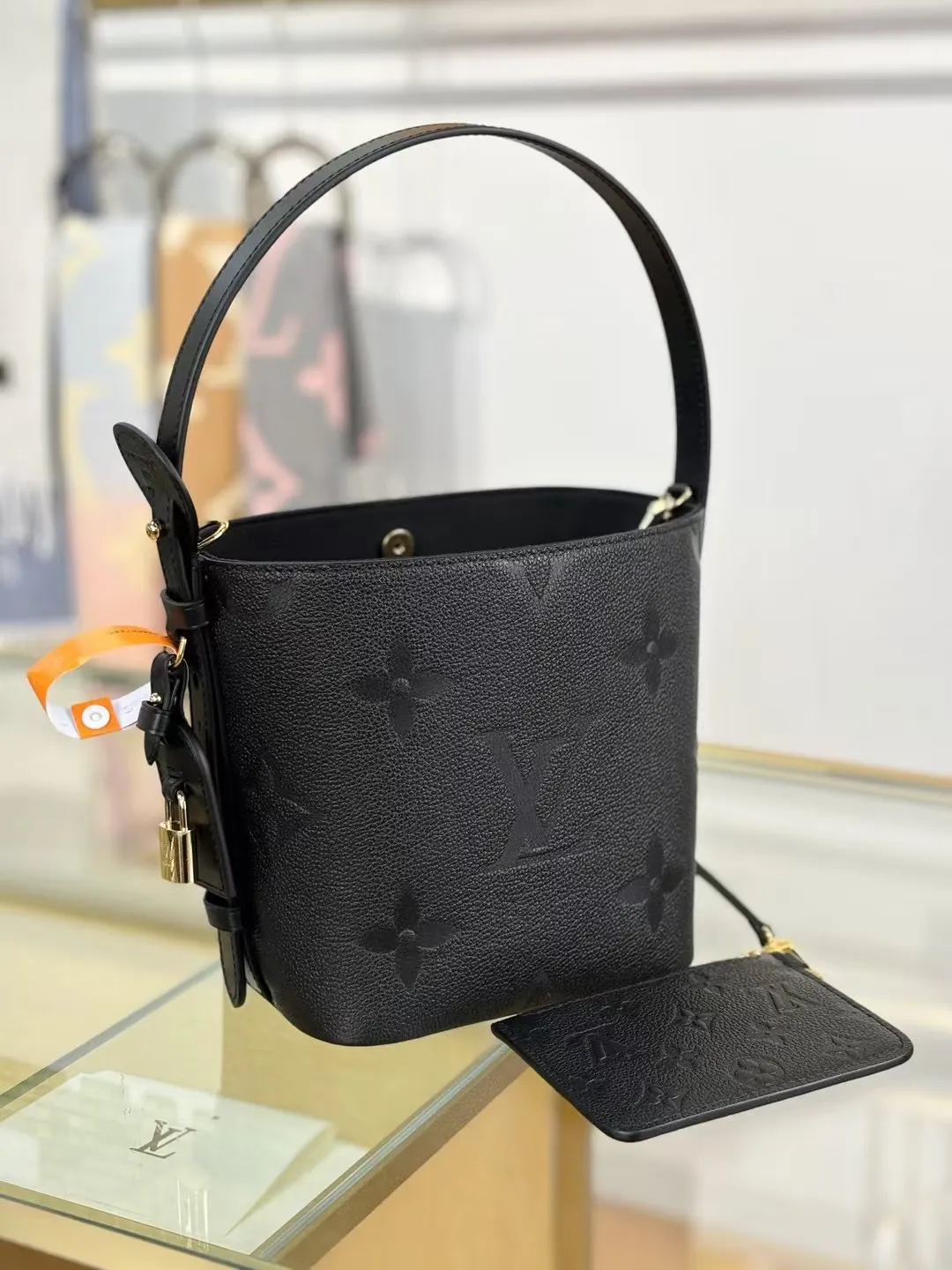 P¥1360👉nfc163C01 dynamic chip👈 [100% MB special grade original leather, all steel hardware, original leather] This All In BB handbag integrates modern design concepts into elegant silhouette and ample space. Monogram Empreinte leather craftsmanship creates a simple bucket bag structure, the iconic nameplate and metal padlock highlight the exquisite details, and the adjustable handle pays homage to the brand's trunk-making heritage. Embossed grained cow leather - Cow leather trim - Textile lining - Metal hardware - Magnetic and hook closure - Removable zippered interior pocket - A brand name - Padlock - Holds your smartphone, keys, Zippy wallet and headphones - Shoulder strap: non-detachable, adjustable! ! Model: M13480; Size: 16x18x12CM