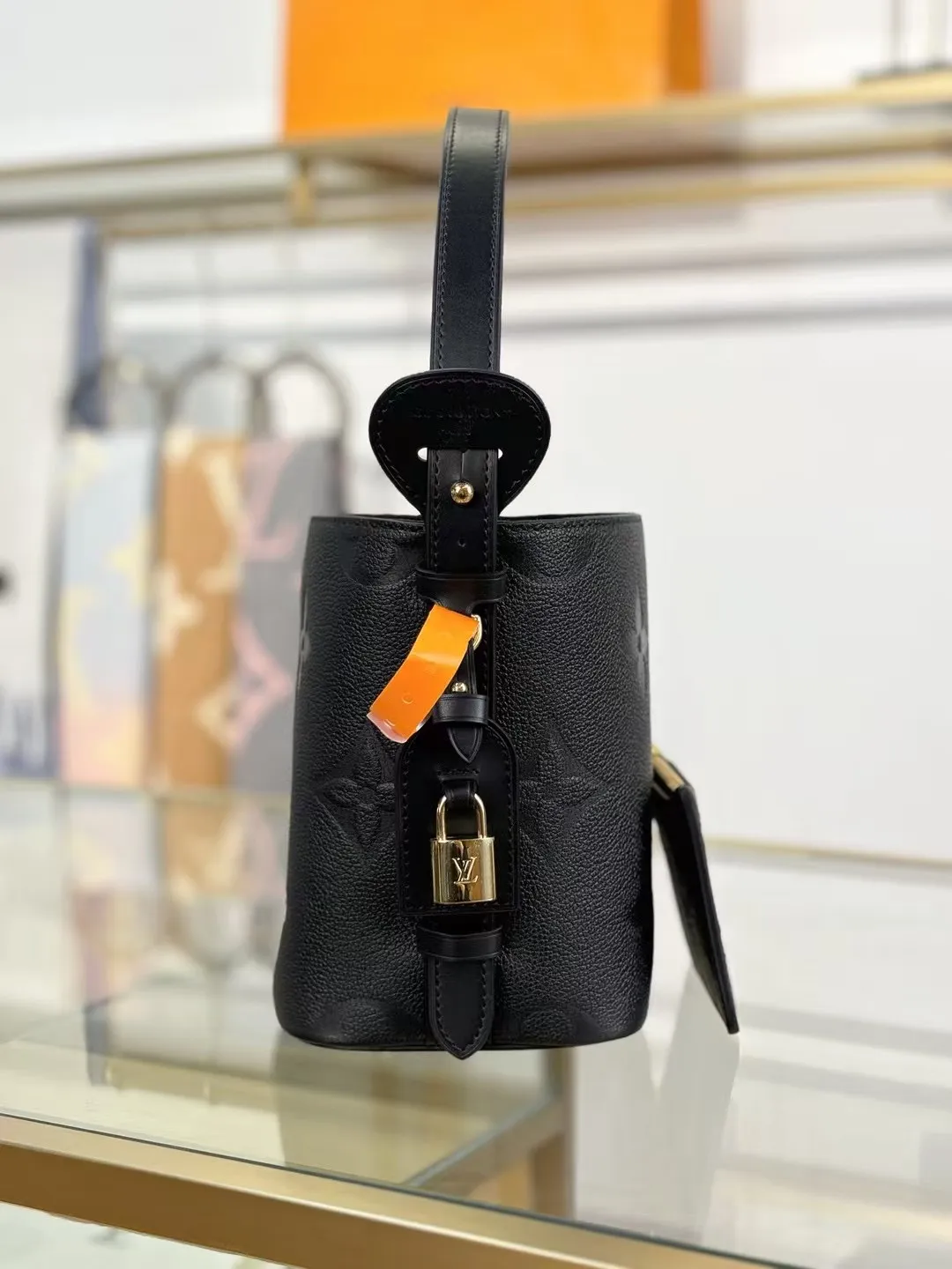 P¥1360👉nfc163C01 dynamic chip👈 [100% MB special grade original leather, all steel hardware, original leather] This All In BB handbag integrates modern design concepts into elegant silhouette and ample space. Monogram Empreinte leather craftsmanship creates a simple bucket bag structure, the iconic nameplate and metal padlock highlight the exquisite details, and the adjustable handle pays homage to the brand's trunk-making heritage. Embossed grained cow leather - Cow leather trim - Textile lining - Metal hardware - Magnetic and hook closure - Removable zippered interior pocket - A brand name - Padlock - Holds your smartphone, keys, Zippy wallet and headphones - Shoulder strap: non-detachable, adjustable! ! Model: M13480; Size: 16x18x12CM