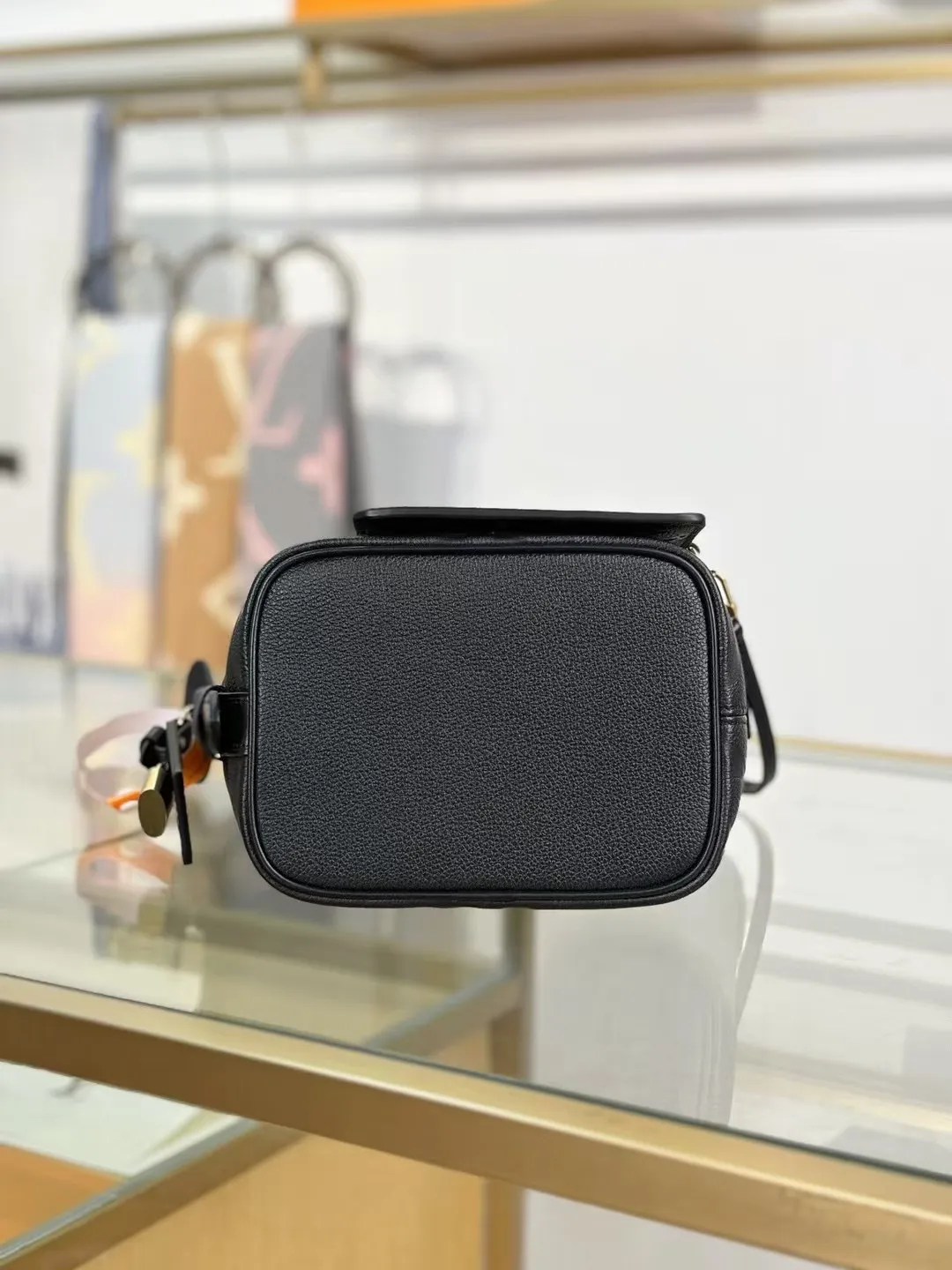 P¥1360👉nfc163C01 dynamic chip👈 [100% MB special grade original leather, all steel hardware, original leather] This All In BB handbag integrates modern design concepts into elegant silhouette and ample space. Monogram Empreinte leather craftsmanship creates a simple bucket bag structure, the iconic nameplate and metal padlock highlight the exquisite details, and the adjustable handle pays homage to the brand's trunk-making heritage. Embossed grained cow leather - Cow leather trim - Textile lining - Metal hardware - Magnetic and hook closure - Removable zippered interior pocket - A brand name - Padlock - Holds your smartphone, keys, Zippy wallet and headphones - Shoulder strap: non-detachable, adjustable! ! Model: M13480; Size: 16x18x12CM