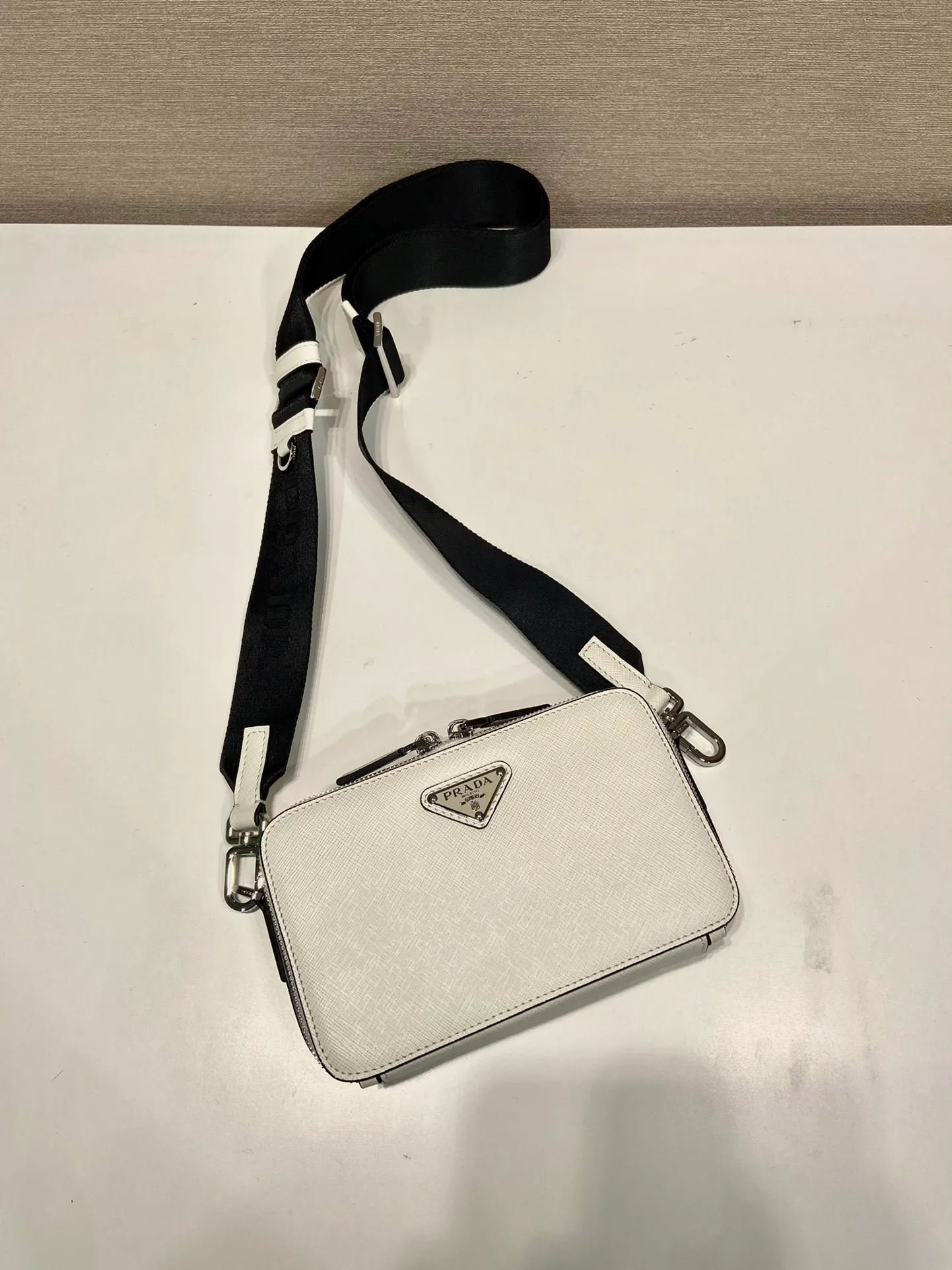 💰1120🎉New messenger bag🎉2VH173 cross pattern🎉👏 The contour lines of this 2024 Brique handbag are smooth and elegant, and the unique interwoven texture and wax ironing process of Saffiano leather add to the elegance and noble temperament. The detachable and adjustable shoulder strap features an enameled metal triangle logo for a stylish and versatile fit. It has a large capacity and is worth owning. Hurry up and get it🎉🎉Length 19x Height 11.5x Bottom 3.5cm🎉🎉👏👏