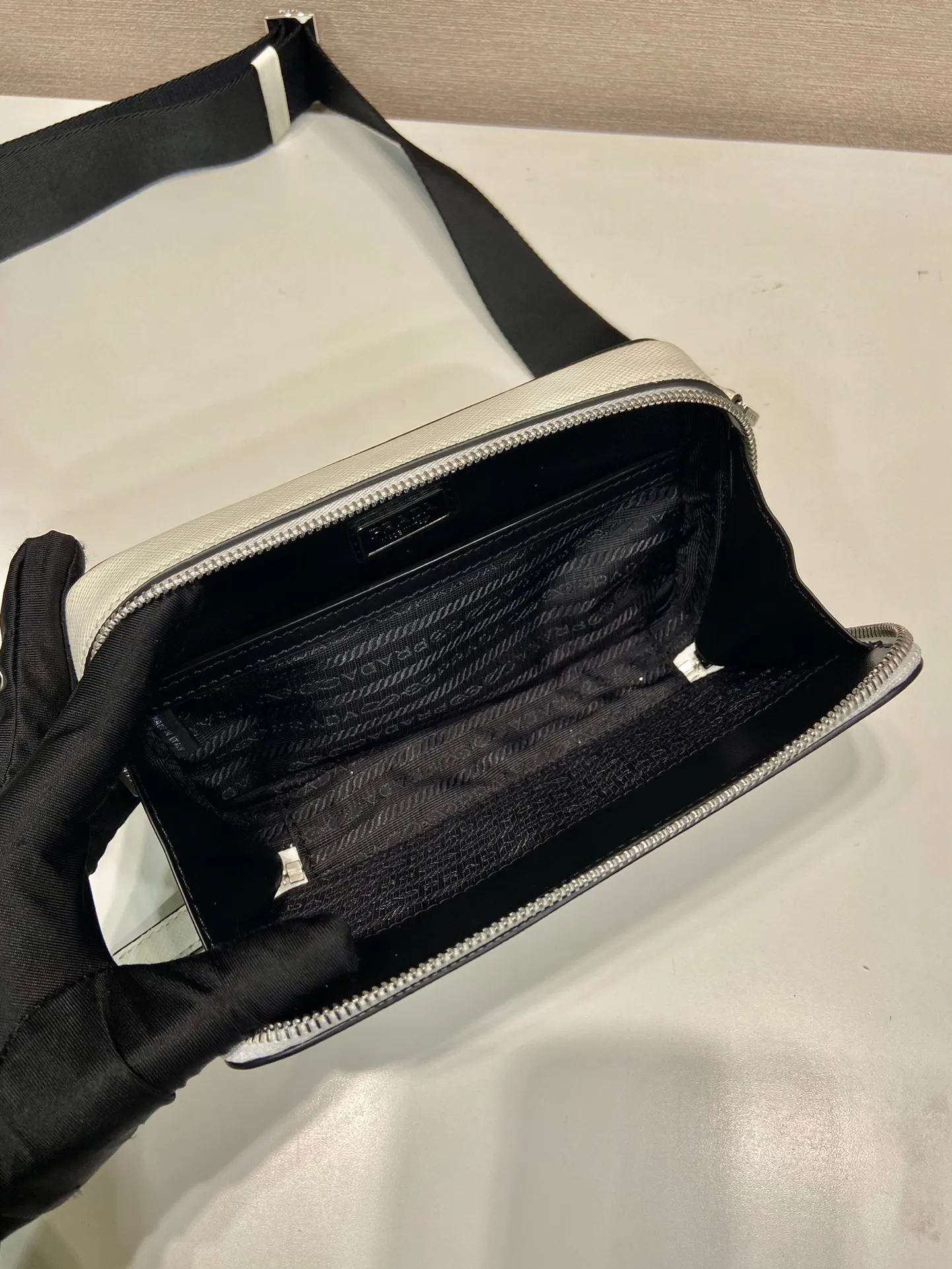💰1120🎉New messenger bag🎉2VH173 cross pattern🎉👏 The contour lines of this 2024 Brique handbag are smooth and elegant, and the unique interwoven texture and wax ironing process of Saffiano leather add to the elegance and noble temperament. The detachable and adjustable shoulder strap features an enameled metal triangle logo for a stylish and versatile fit. It has a large capacity and is worth owning. Hurry up and get it🎉🎉Length 19x Height 11.5x Bottom 3.5cm🎉🎉👏👏