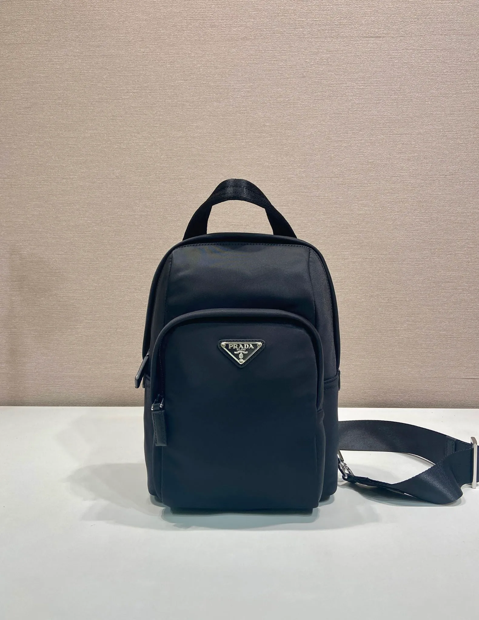 💰1040🎉New chest bag🎉🎉2VZ116🎉🎉 This chest bag is made of Re-Nylon recycled nylon material, with a lightweight and compact design and versatile style. A perfect blend of iconic elements, Saffiano leather details enhance sporty functionality. An enameled metal triangle logo adds signature appeal. Adjustable nylon shoulder strap, large capacity, stylish and handsome upper body effect😘😘Hurry up and get it🎉🎉 Length 20x Height 27x Bottom 8cm🎉🎉🎉💰💰💰