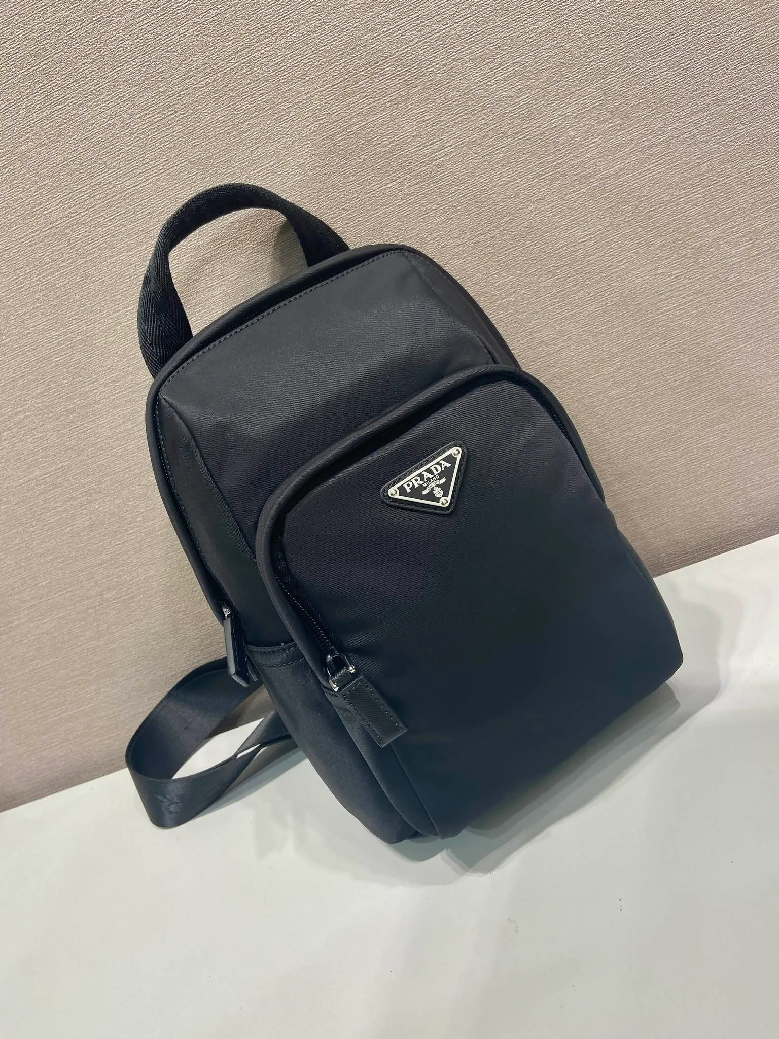 💰1040🎉New chest bag🎉🎉2VZ116🎉🎉 This chest bag is made of Re-Nylon recycled nylon material, with a lightweight and compact design and versatile style. A perfect blend of iconic elements, Saffiano leather details enhance sporty functionality. An enameled metal triangle logo adds signature appeal. Adjustable nylon shoulder strap, large capacity, stylish and handsome upper body effect😘😘Hurry up and get it🎉🎉 Length 20x Height 27x Bottom 8cm🎉🎉🎉💰💰💰