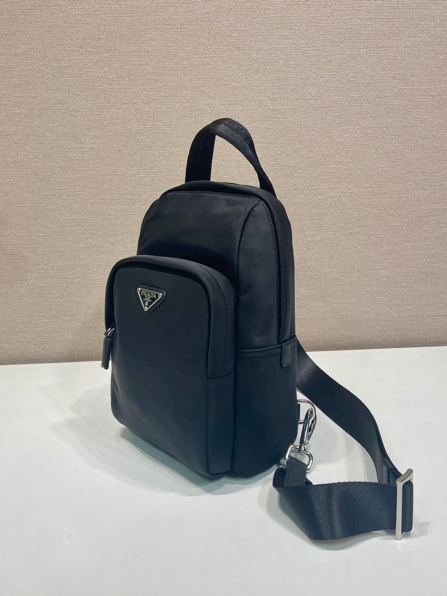 💰1040🎉New chest bag🎉🎉2VZ116🎉🎉 This chest bag is made of Re-Nylon recycled nylon material, with a lightweight and compact design and versatile style. A perfect blend of iconic elements, Saffiano leather details enhance sporty functionality. An enameled metal triangle logo adds signature appeal. Adjustable nylon shoulder strap, large capacity, stylish and handsome upper body effect😘😘Hurry up and get it🎉🎉 Length 20x Height 27x Bottom 8cm🎉🎉🎉💰💰💰