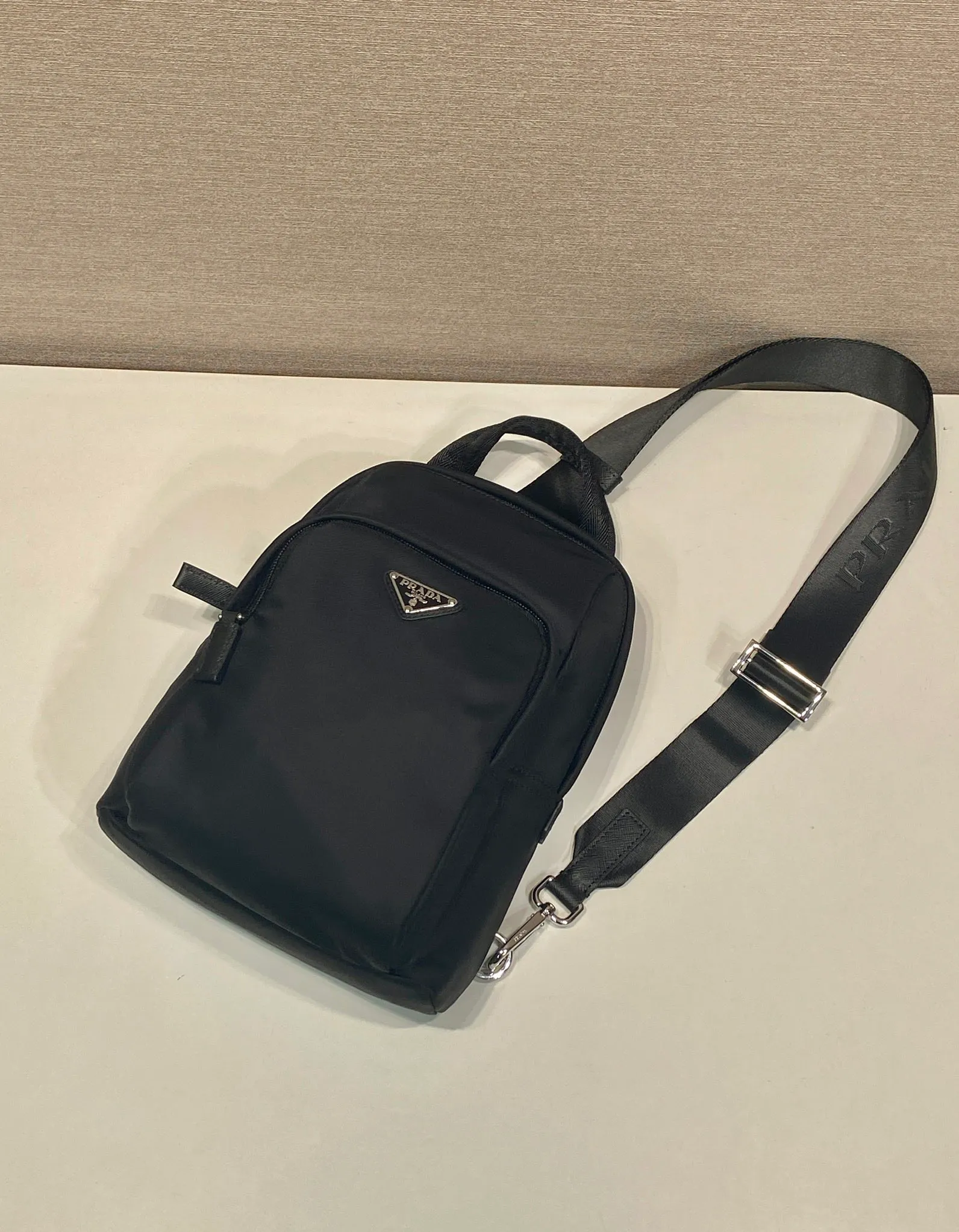 💰1040🎉New chest bag🎉🎉2VZ116🎉🎉 This chest bag is made of Re-Nylon recycled nylon material, with a lightweight and compact design and versatile style. A perfect blend of iconic elements, Saffiano leather details enhance sporty functionality. An enameled metal triangle logo adds signature appeal. Adjustable nylon shoulder strap, large capacity, stylish and handsome upper body effect😘😘Hurry up and get it🎉🎉 Length 20x Height 27x Bottom 8cm🎉🎉🎉💰💰💰